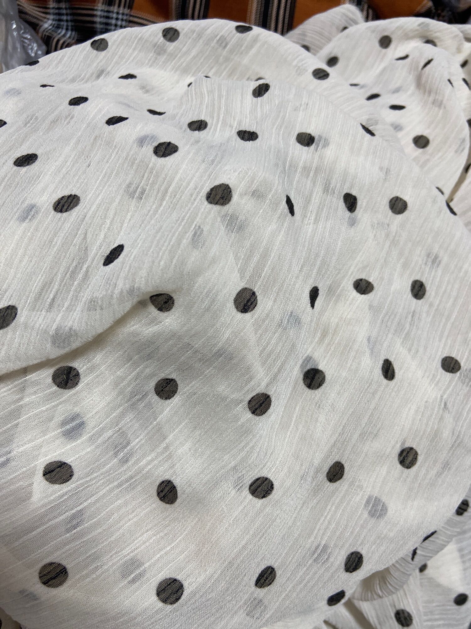1m65 vải von chấm bi màu trắng ngà khổ 1m5