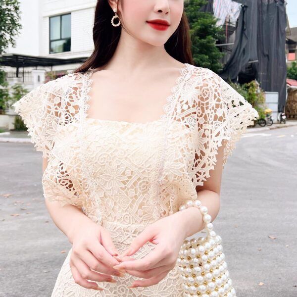 Váy ren kem cổ vuôn