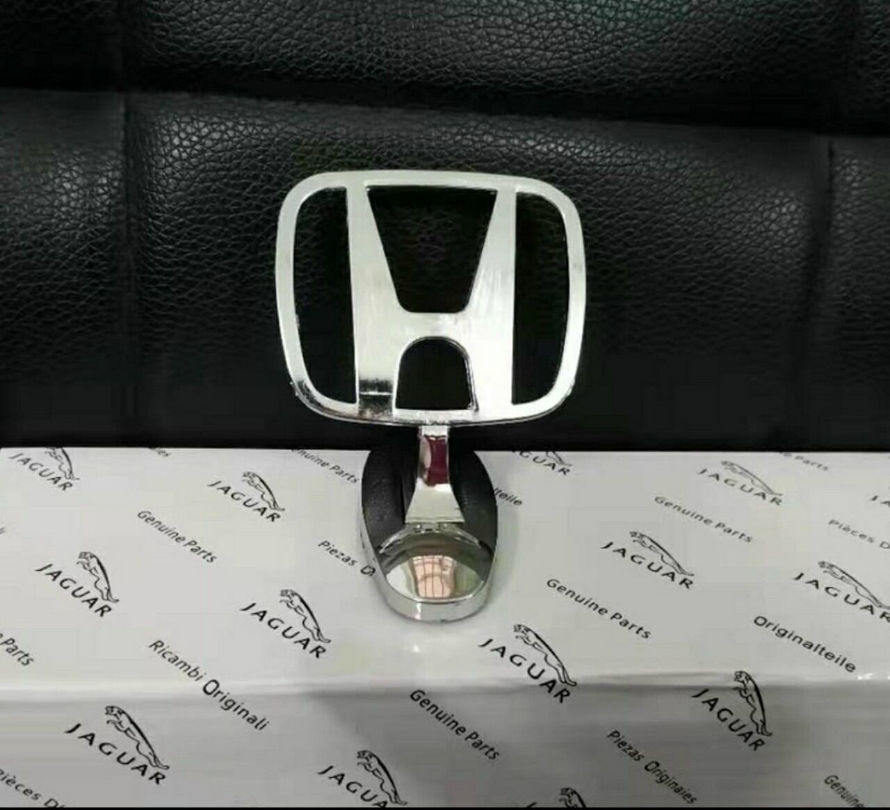 Logo hãng xe nhỏ gắn mui xe hơi