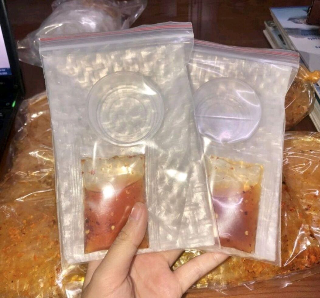 Bánh tráng  chấm sốt me