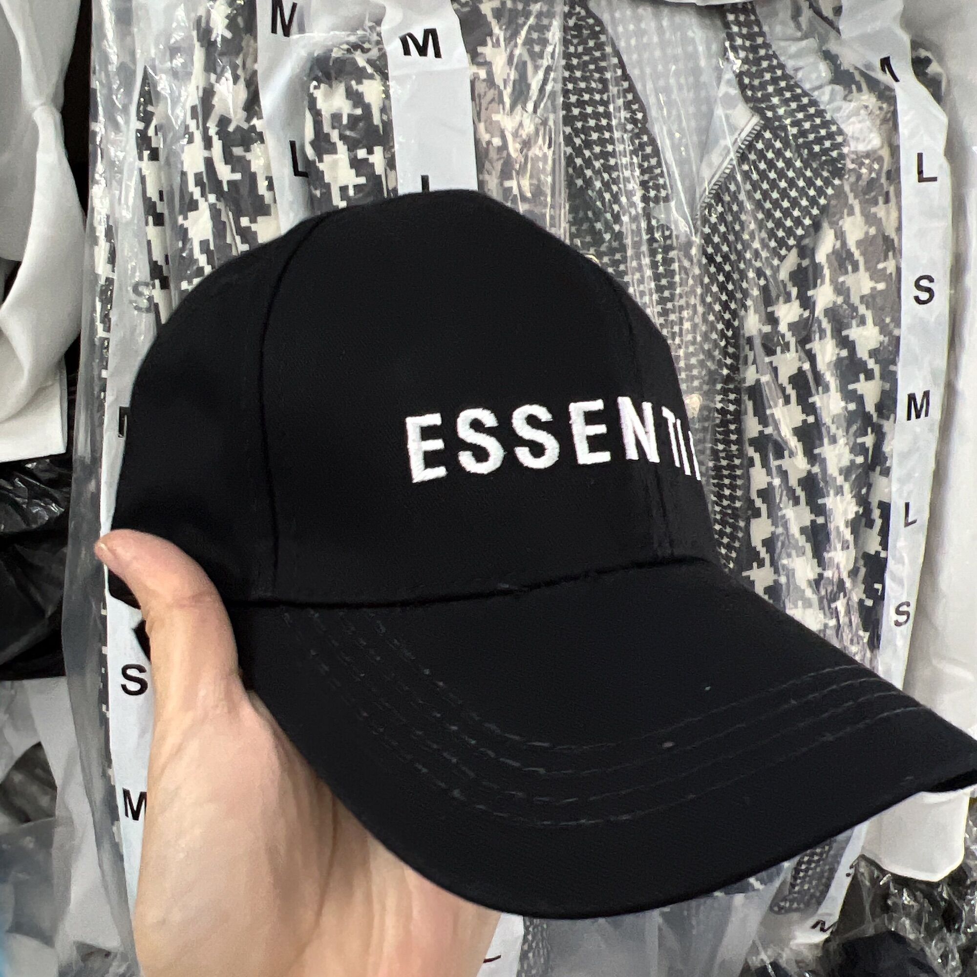 Nón e s s e n t i a l đen