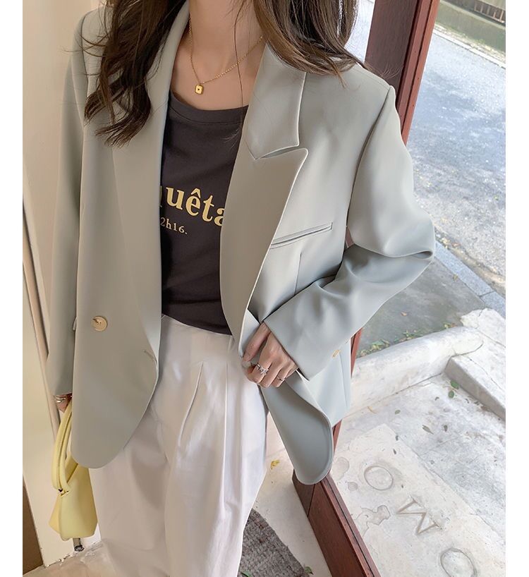Áo blazer màu xanh nhẹ nhàng