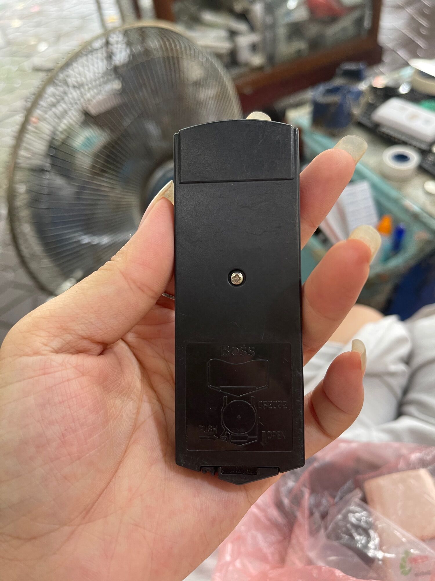 Điều khiển quạt boss đen
