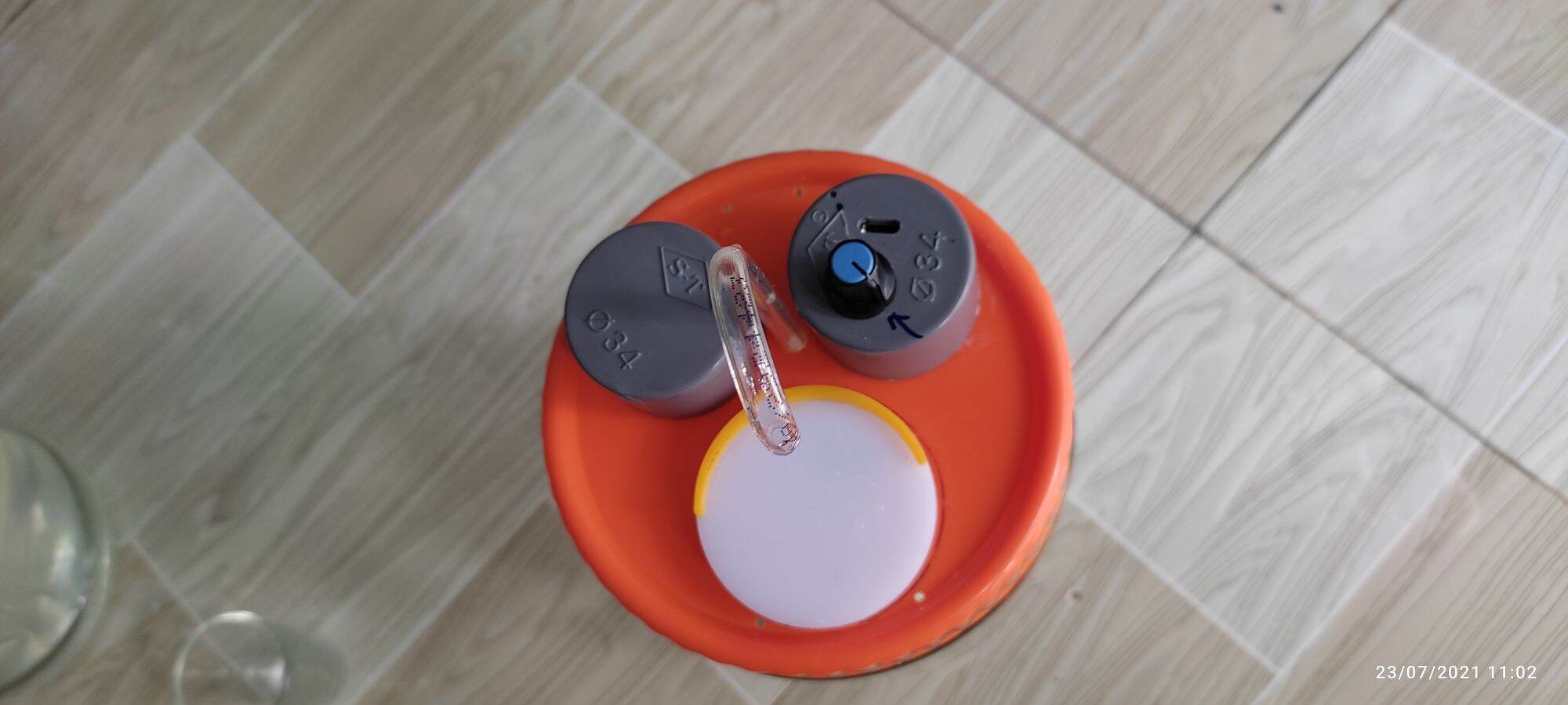 bình rót ruou 2 lít có đế để ly tự động