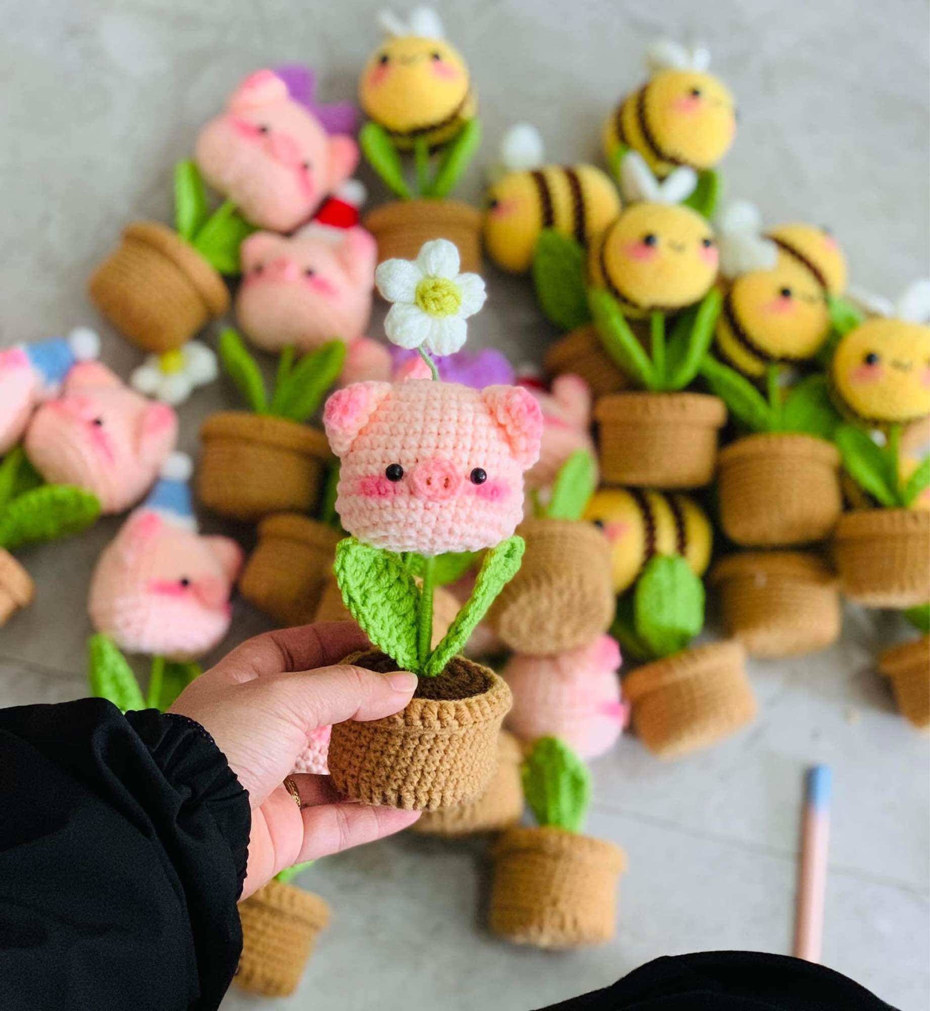 Chậu hoa len hình heo hồng đan móc