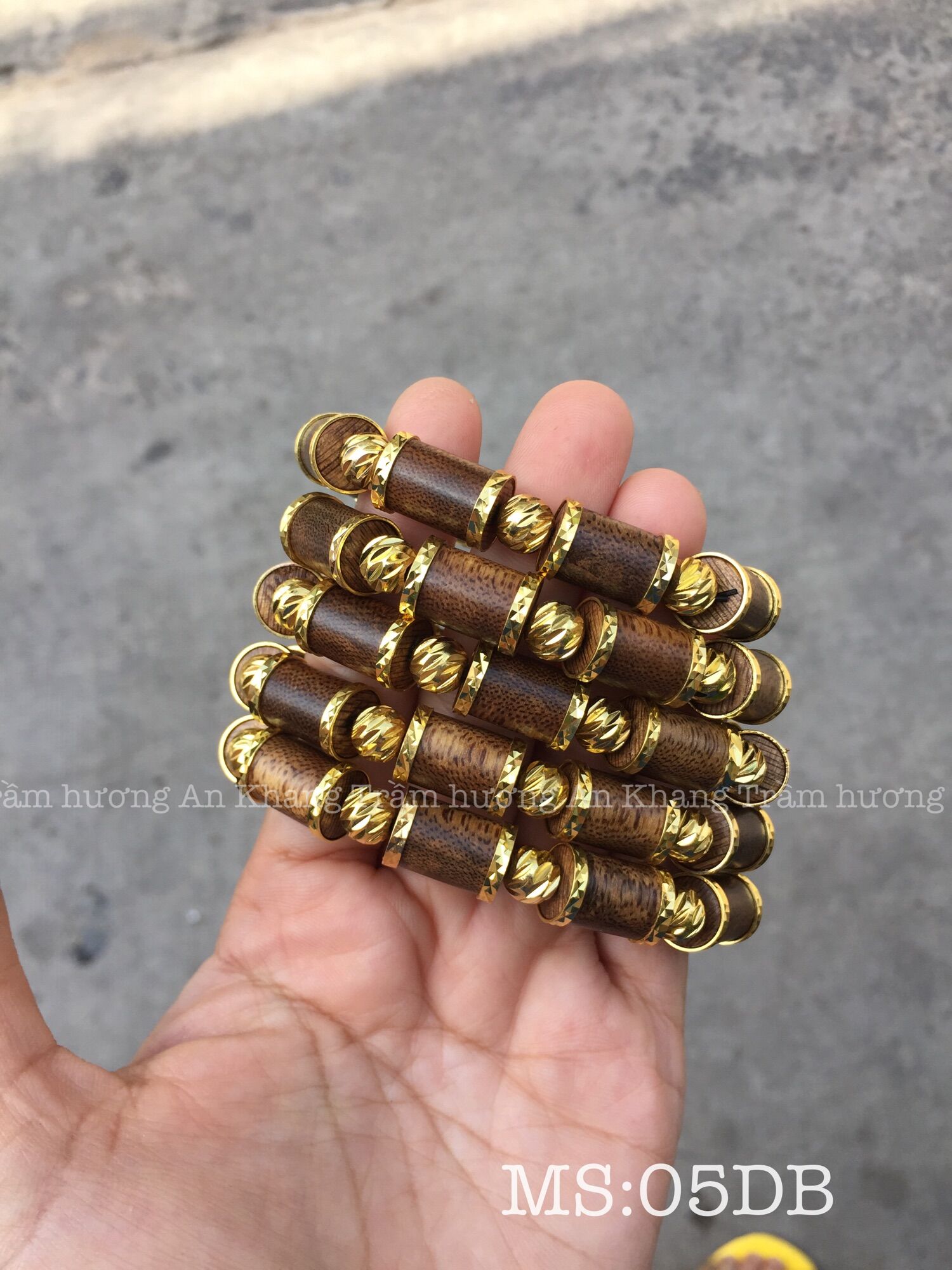 Vòng tay trầm hương tốc tự nhiên