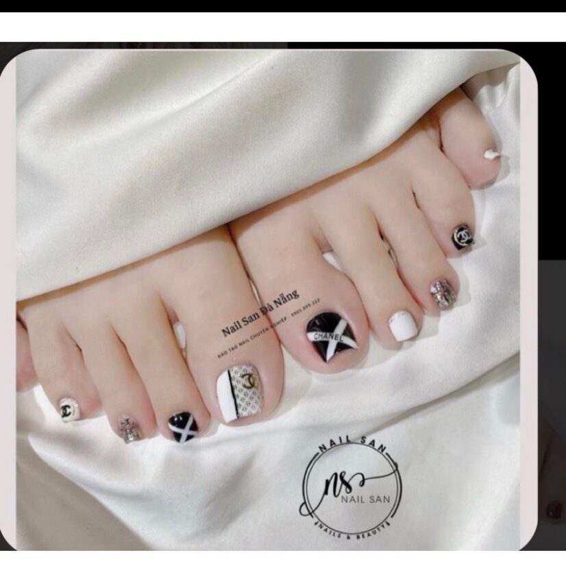 Bộ 24 móng chân giả thiết kế màu đen trắng nhãn hiệu/ Nailsbox thiết kế/ móng giả thiết kế