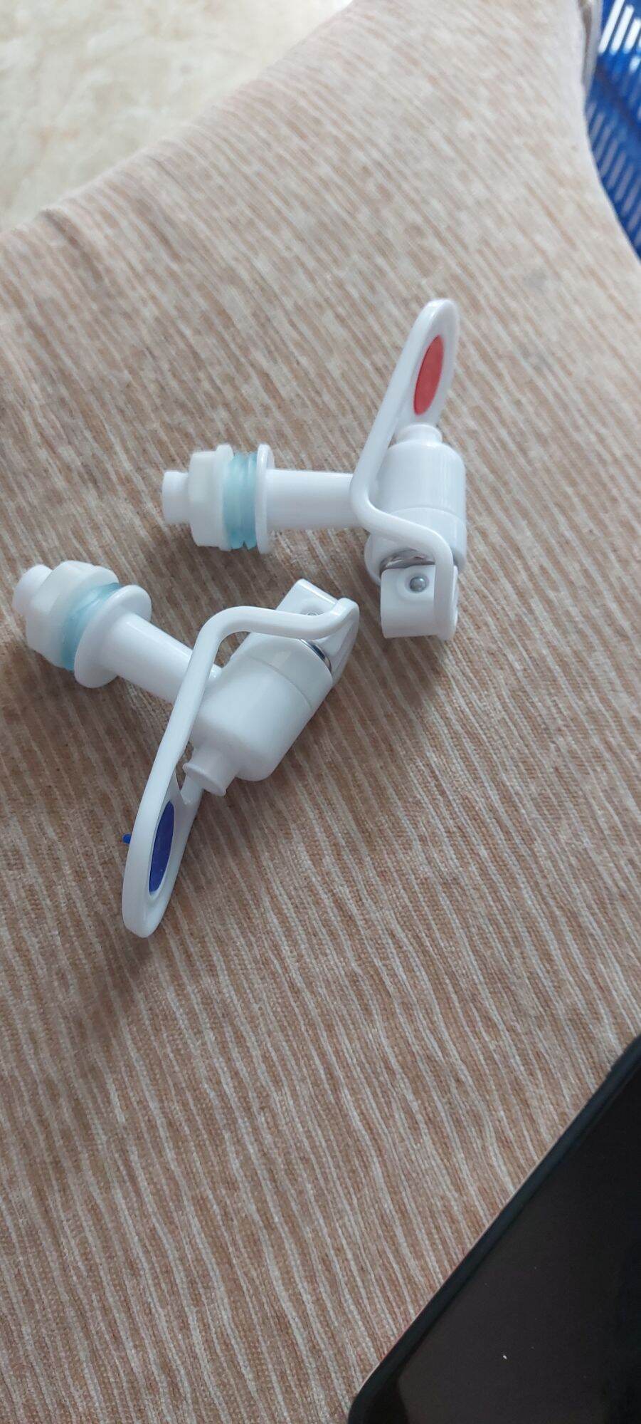 Vòi chống gãy bình lọc nước.