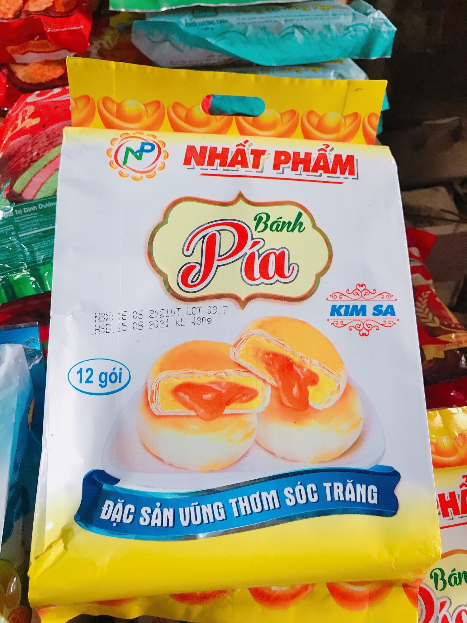Bánh pía Kim Sa trứng muối