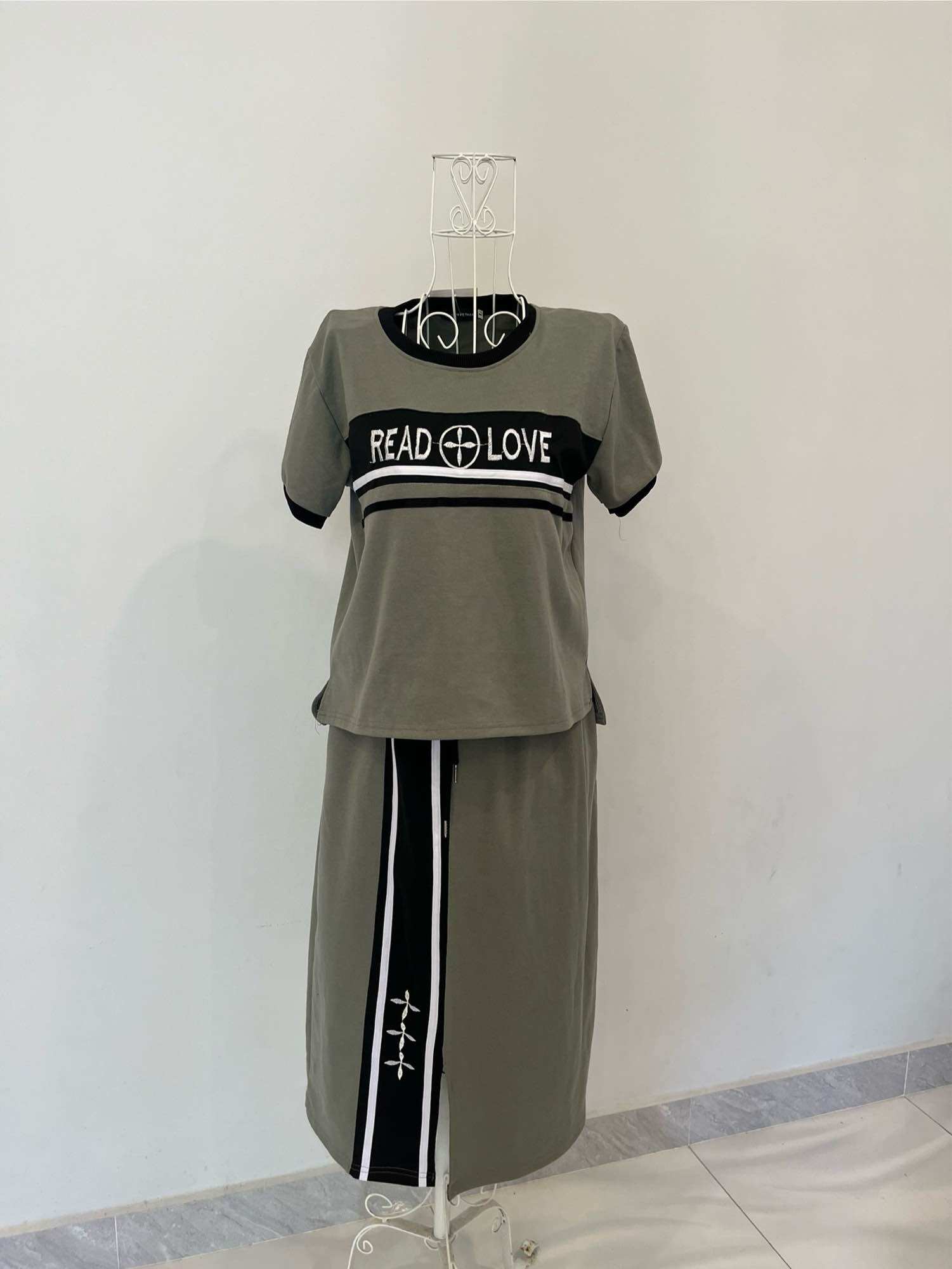 Set áo ngắn chân váy xẻ tà