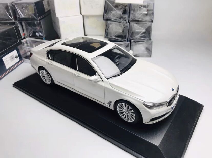 Mô hình xe BMW 750i tỉ lệ 1:18
