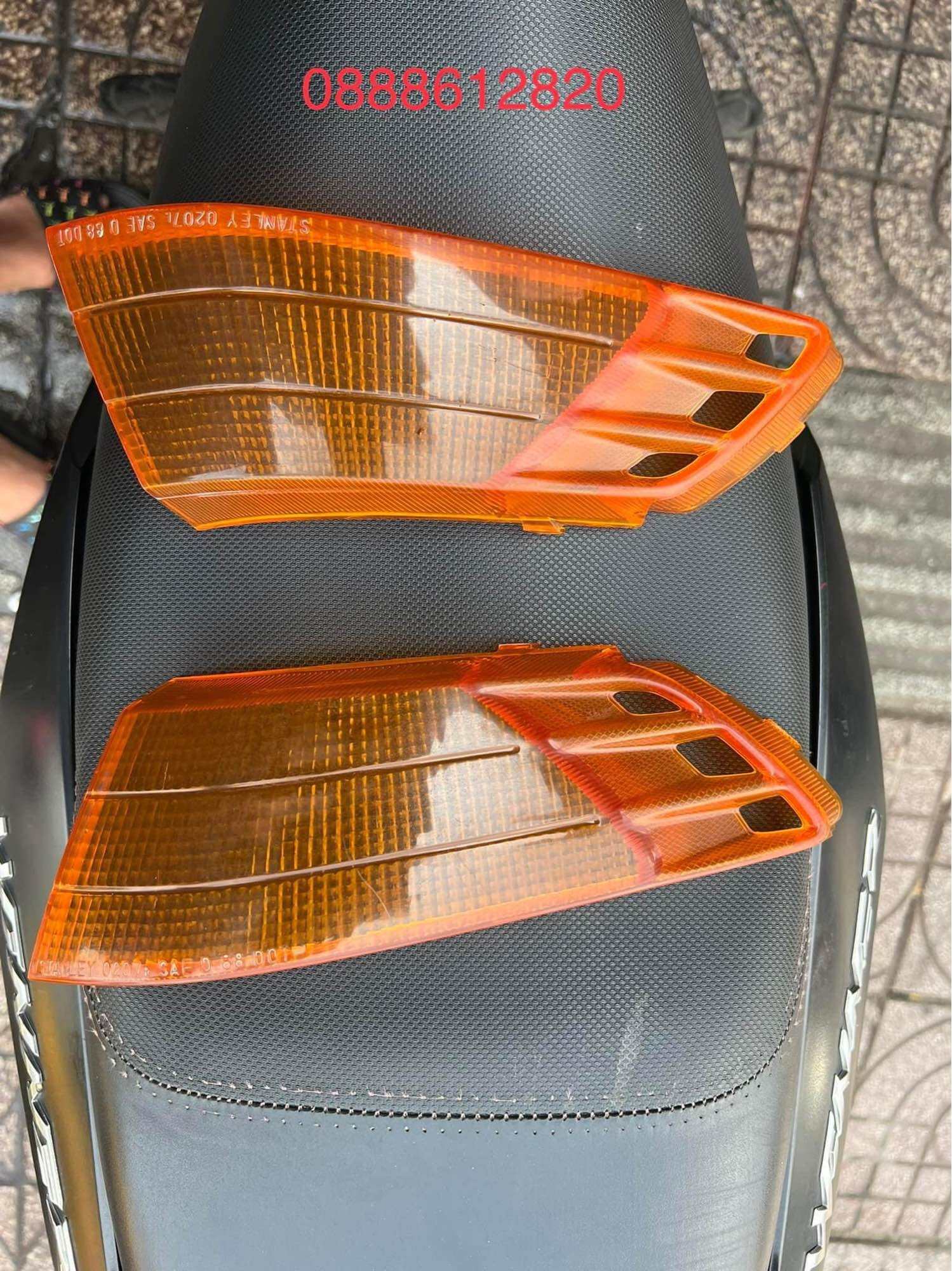 1 bên chụp đèn xi nhan sau xe Freeway 250