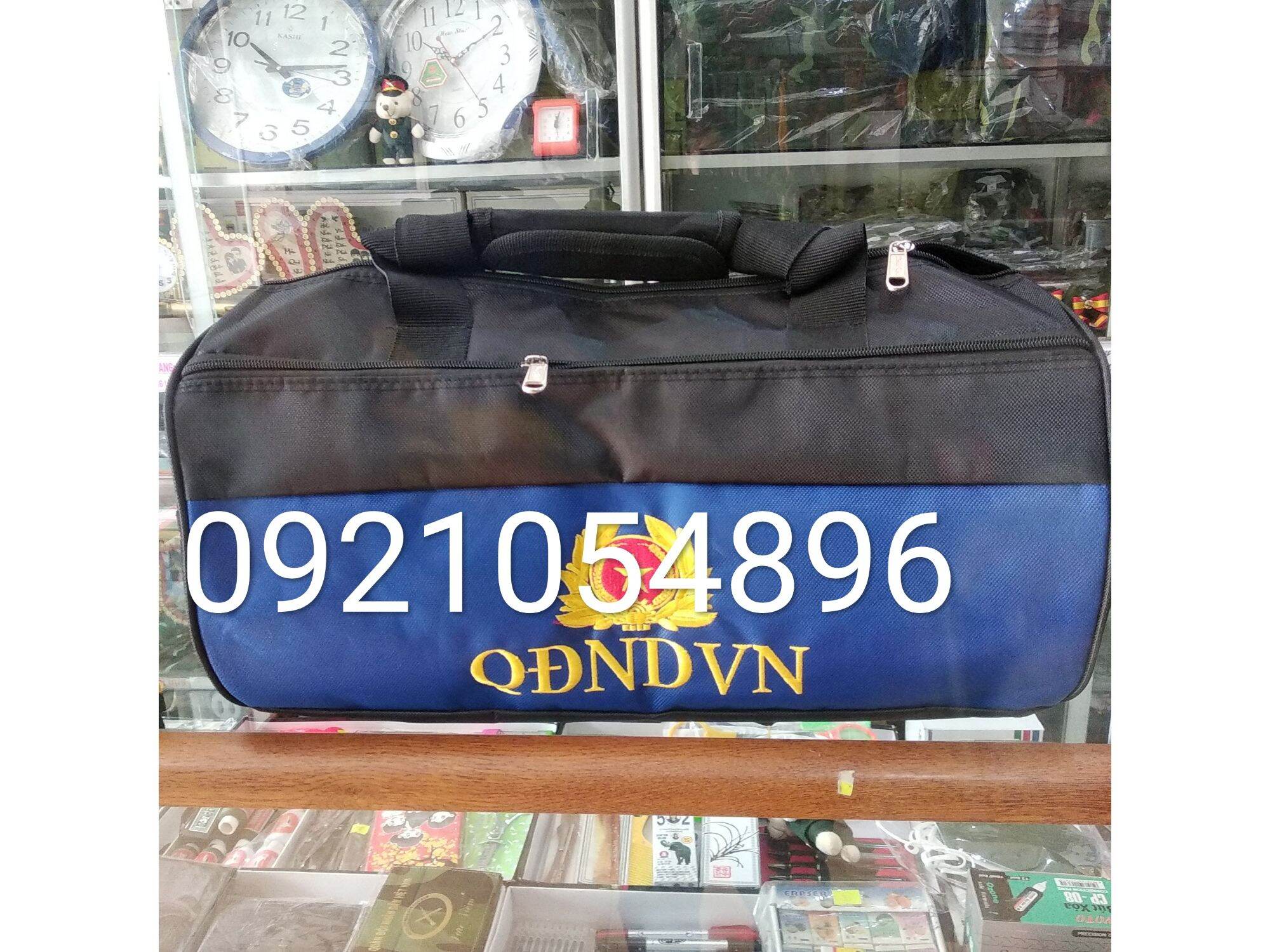 Túi trống thêu QĐ xách đi du lịch gym phượt 2 màu xanh và đen thêu logo