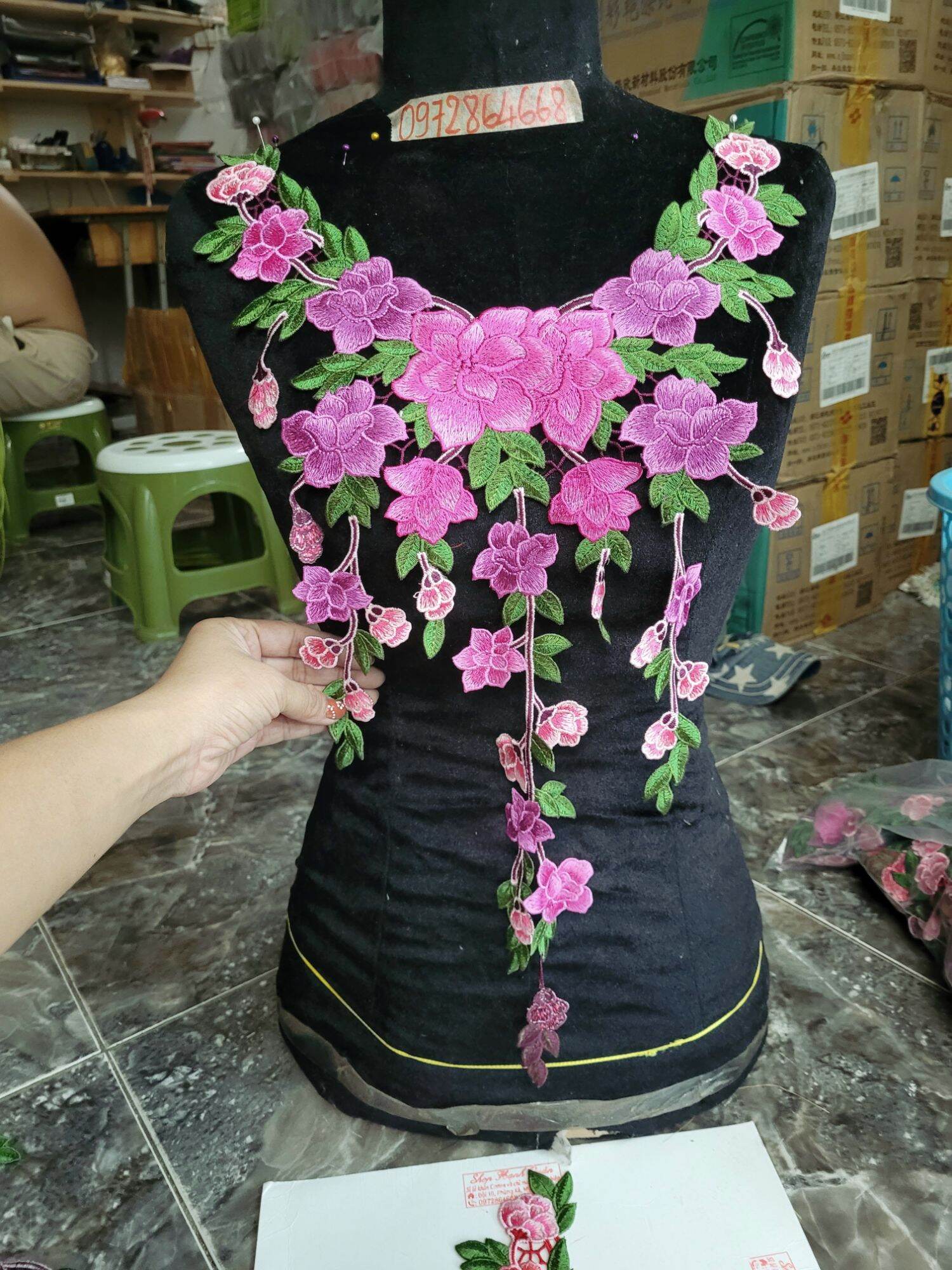 Cổ, hoa thêu 2 bên màu tím hồng BC07