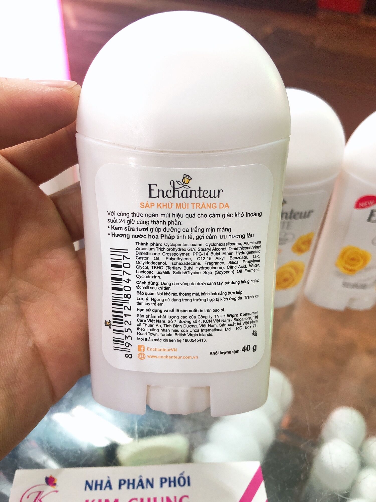 Lăn sáp Enchanteur Charming