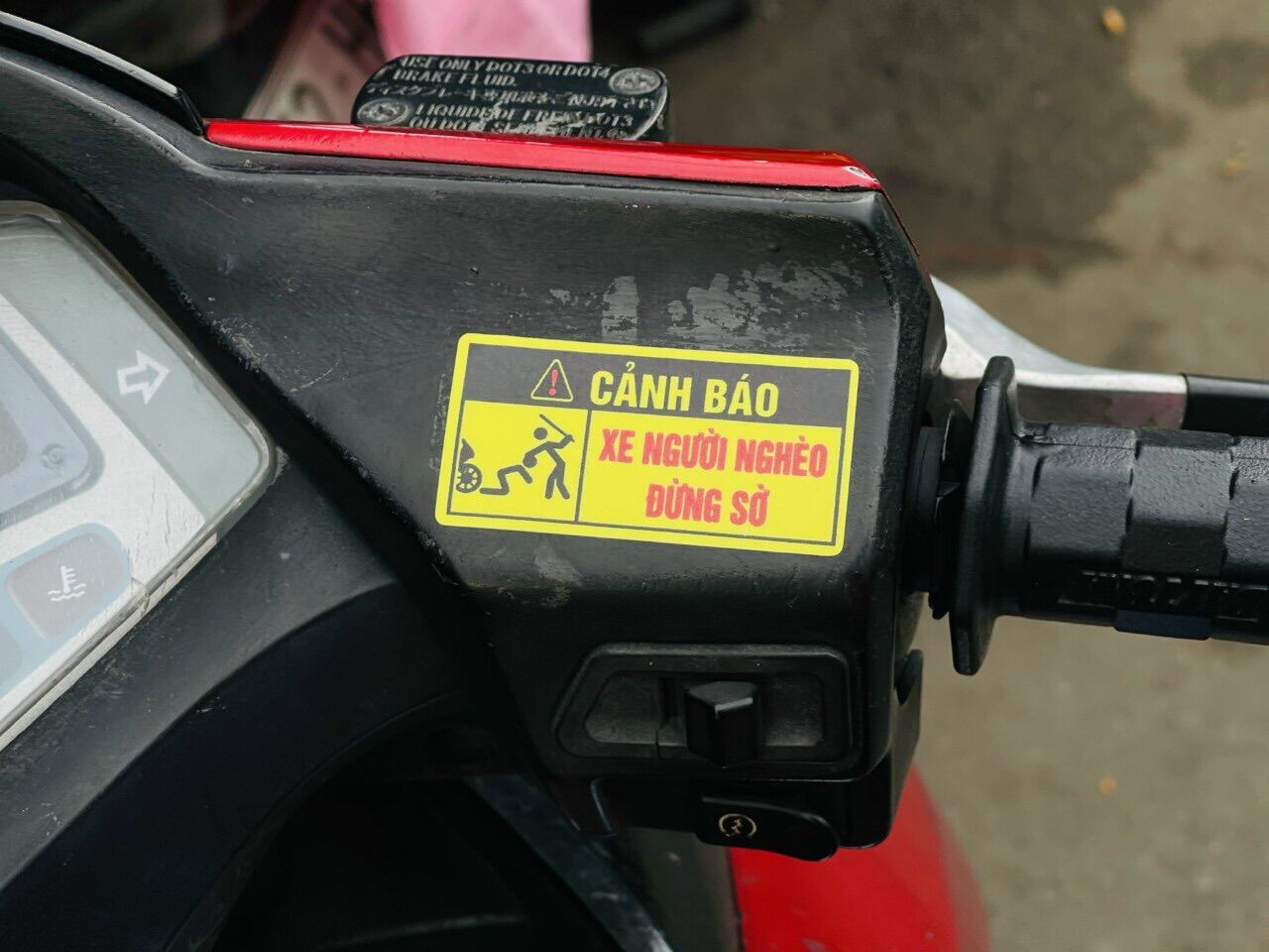 [ 1 MIẾNG ] TEM CANH BÁO DÁN TRANG TRÍ XE VÀ NHIỀU VI TRÍ KHÁC