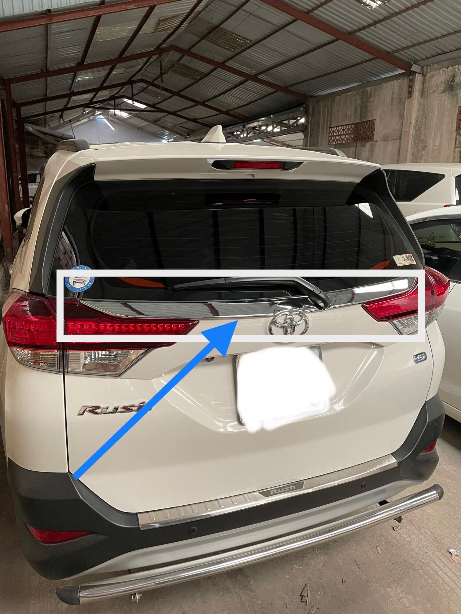 Ốp cốp cửa sau mạ Chrome Toyota Rush