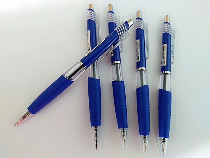 1cây bút bi mực xanh tlong