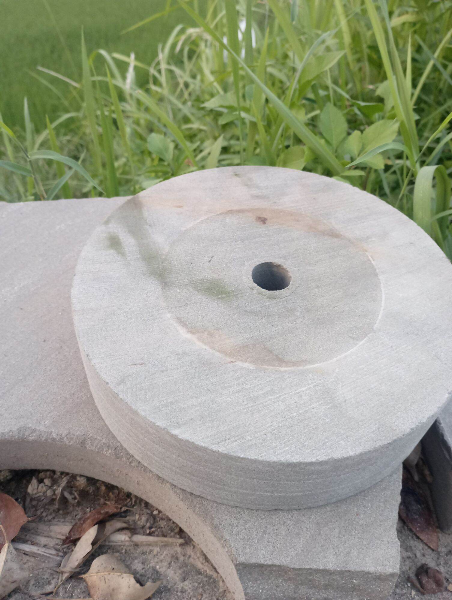 Đá mài đường kính 18 cm dày 2 cm tâm 1.2 cm
