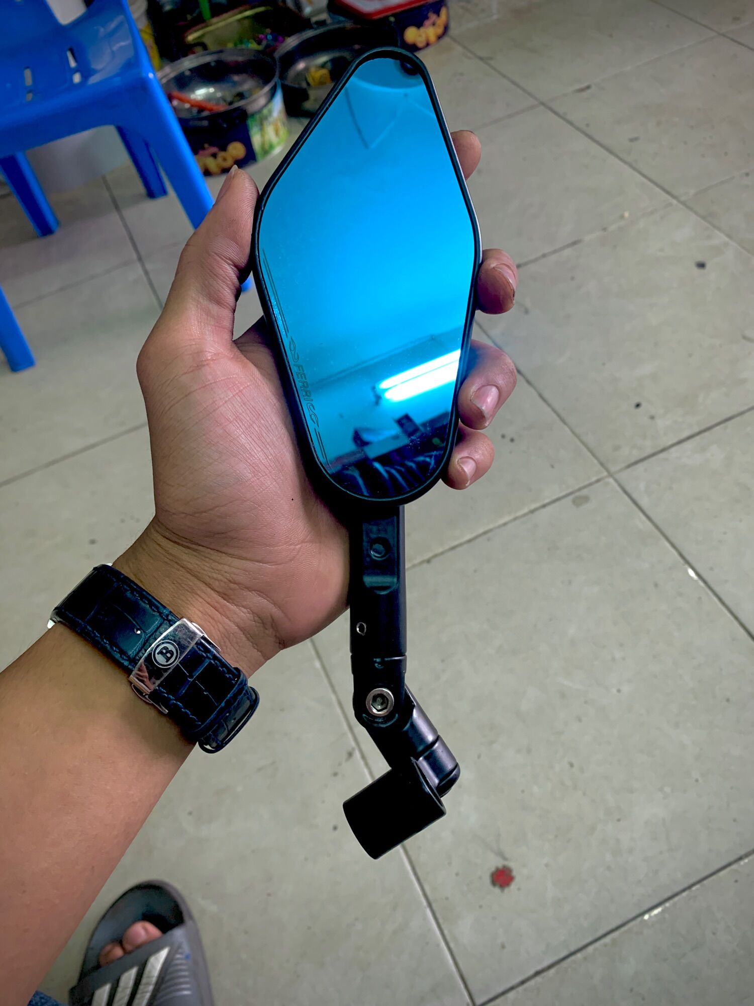 Kính chiếu hậu xe máy