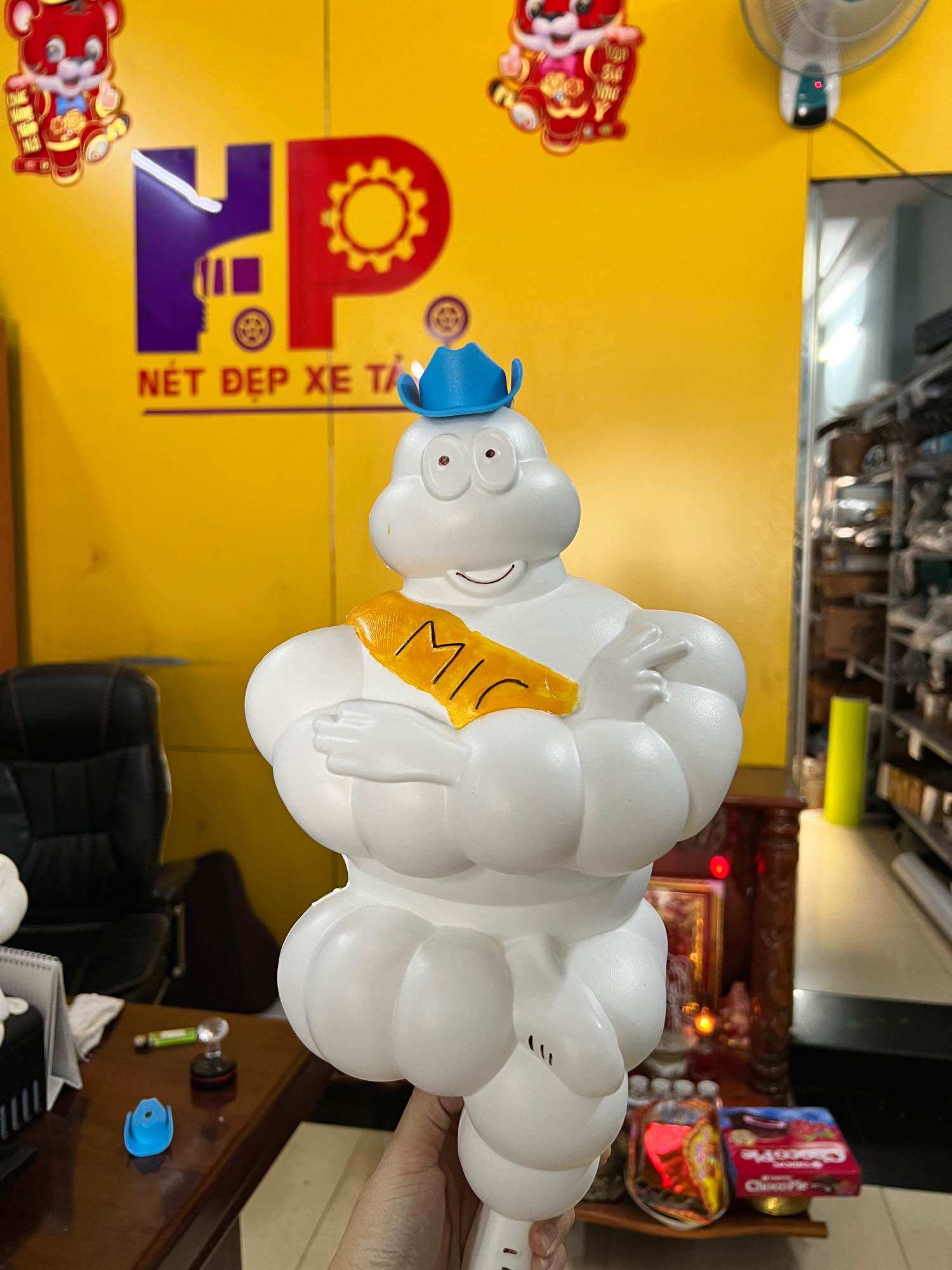 02 Búp bê trang trí xe tải Michelin - Size 28cm và 35cm - Tặng Nón, Đèn nháy, Bass, khăn