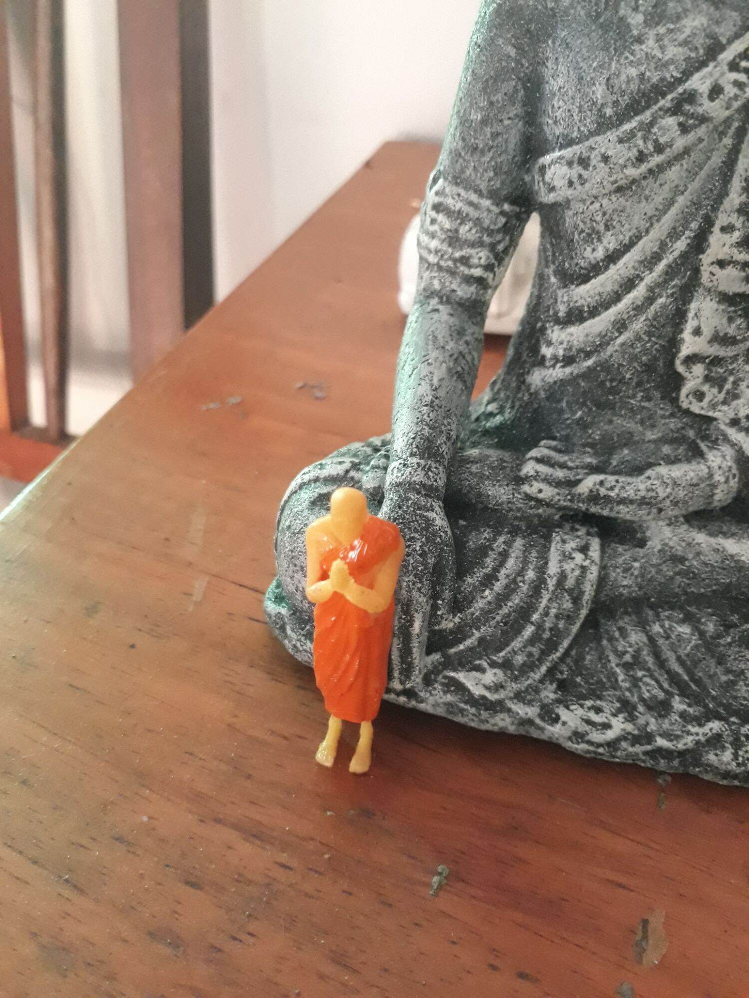 Tượng nhà sư lạy phật