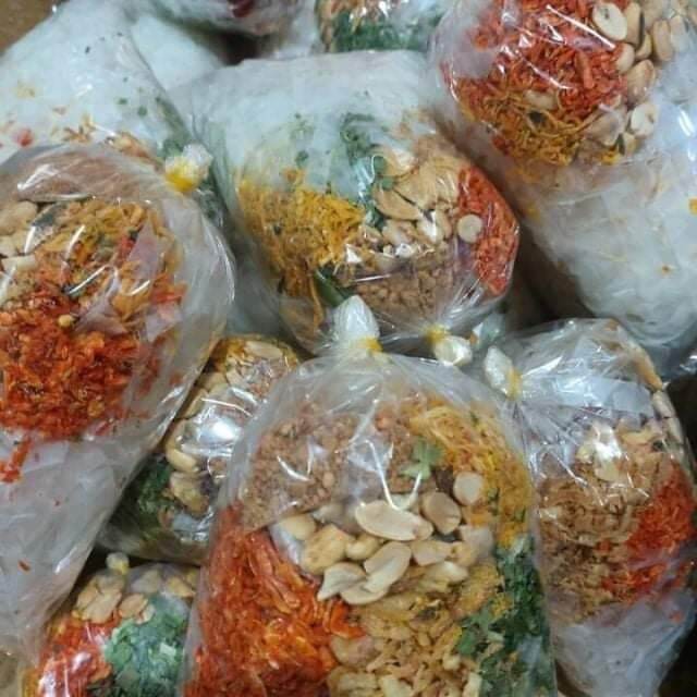 2 bịch bánh tráng trộn sa tế để riêng gia vị