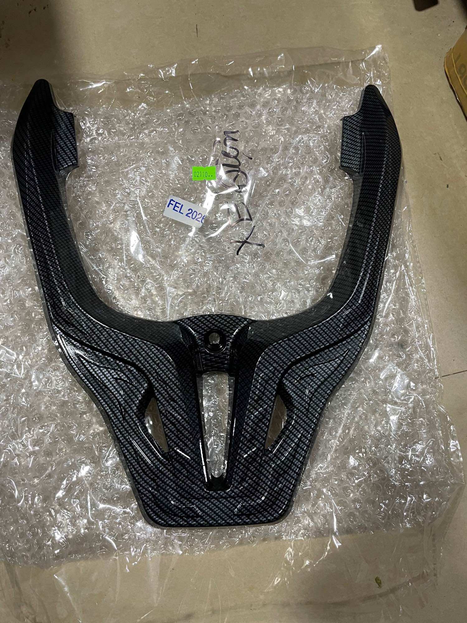 Ốp tay xách sau xe máy điện FELIZ ( vinfas) nhựa các bon đen bóng cao cấp