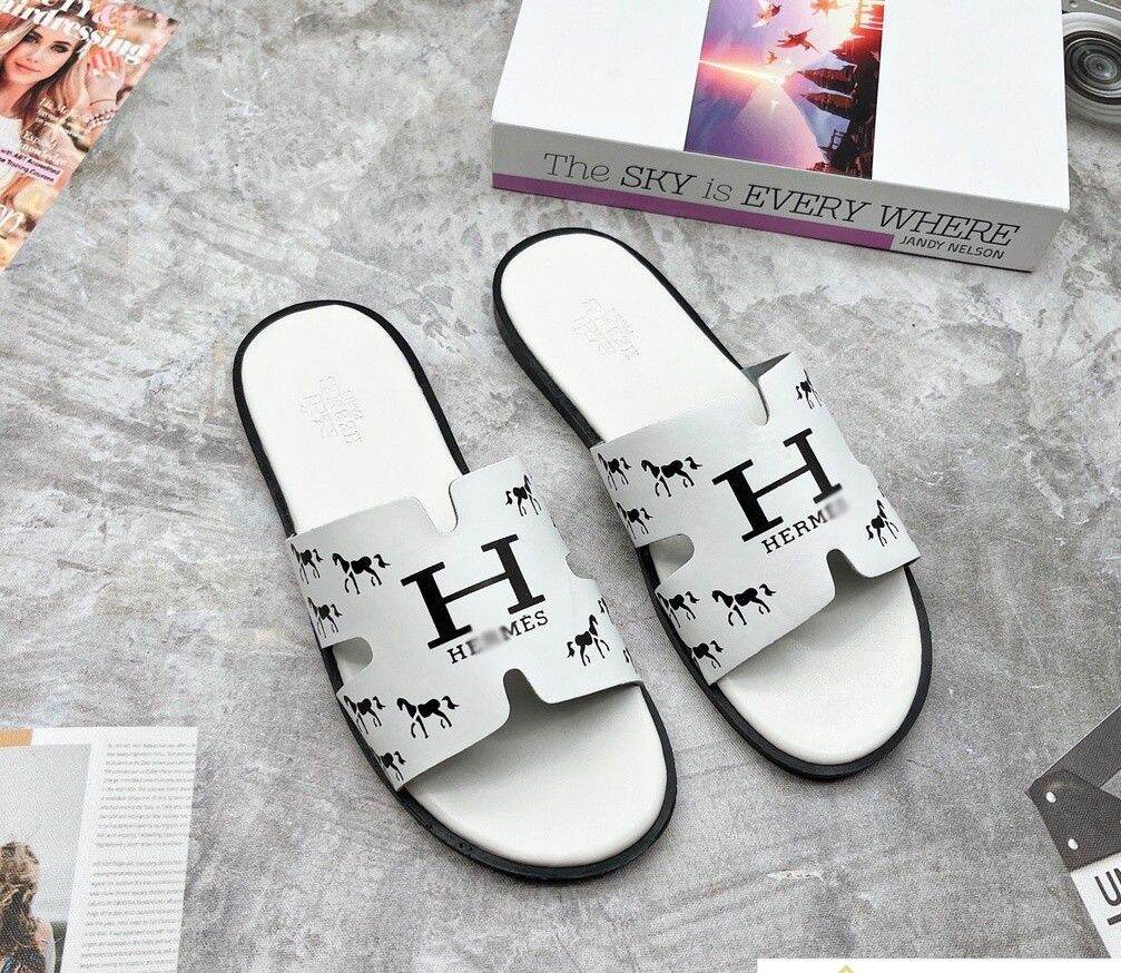 Dép quai ngang. HM sản phẩm được ưa chuộng nhất hiện nay có size từ 38 đến 43 cho các bạn lựa chọn