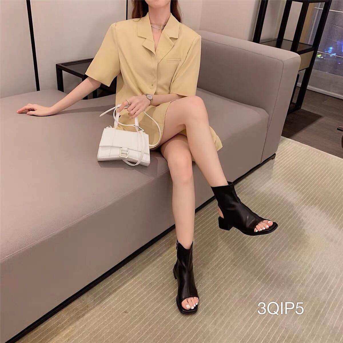 Hai mẫu Giày bốt cổ lửng hở gót da mềm gót vuông 5 phân