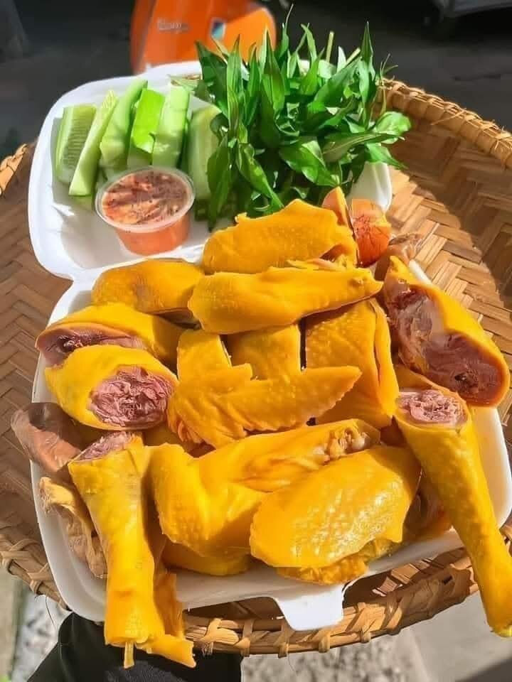 Nguyên Con Gà ủ muối thảo mộc ôm trứng non ( không đầu)