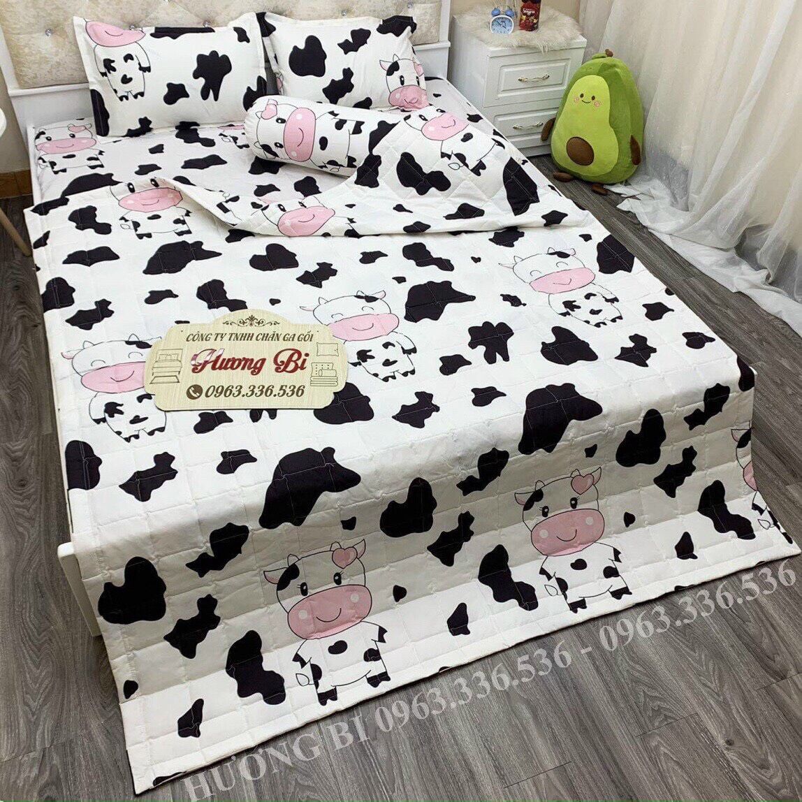 Bộ ga gối 4 món cotton poly con bò sữa( 1 ga chun, 2 vỏ gối nằm, 1 vỏ gối ôm)