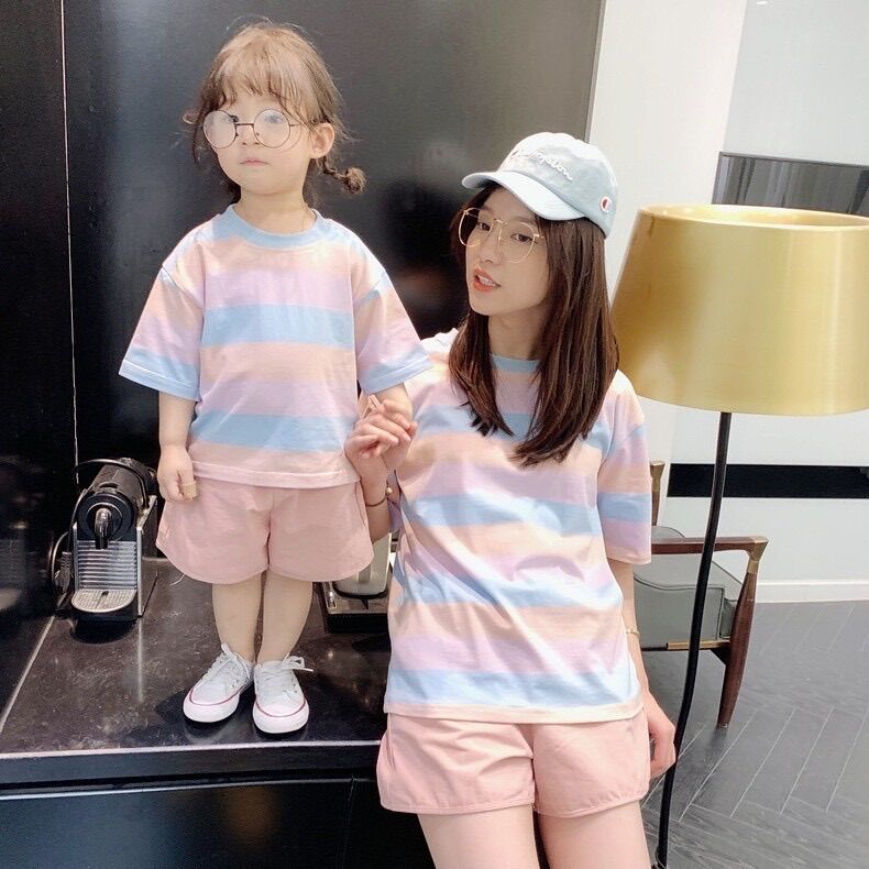 Set mẹ và bé siêu xinh set đồ gia đình áo phông kẻ mix quần short hồng