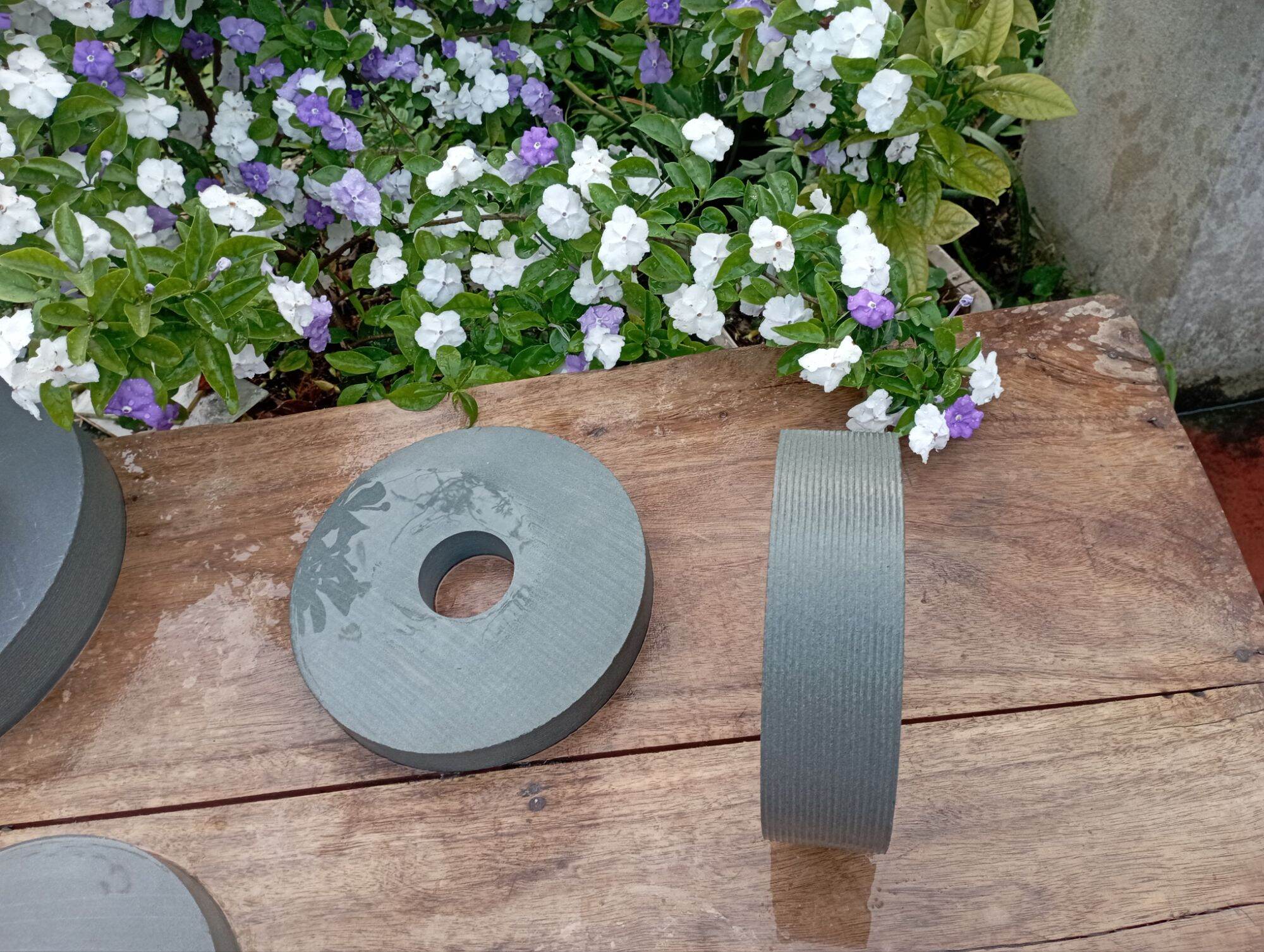 đá mài tròn  d 20 cm dày 5 cm lỗ tâm 2 cm