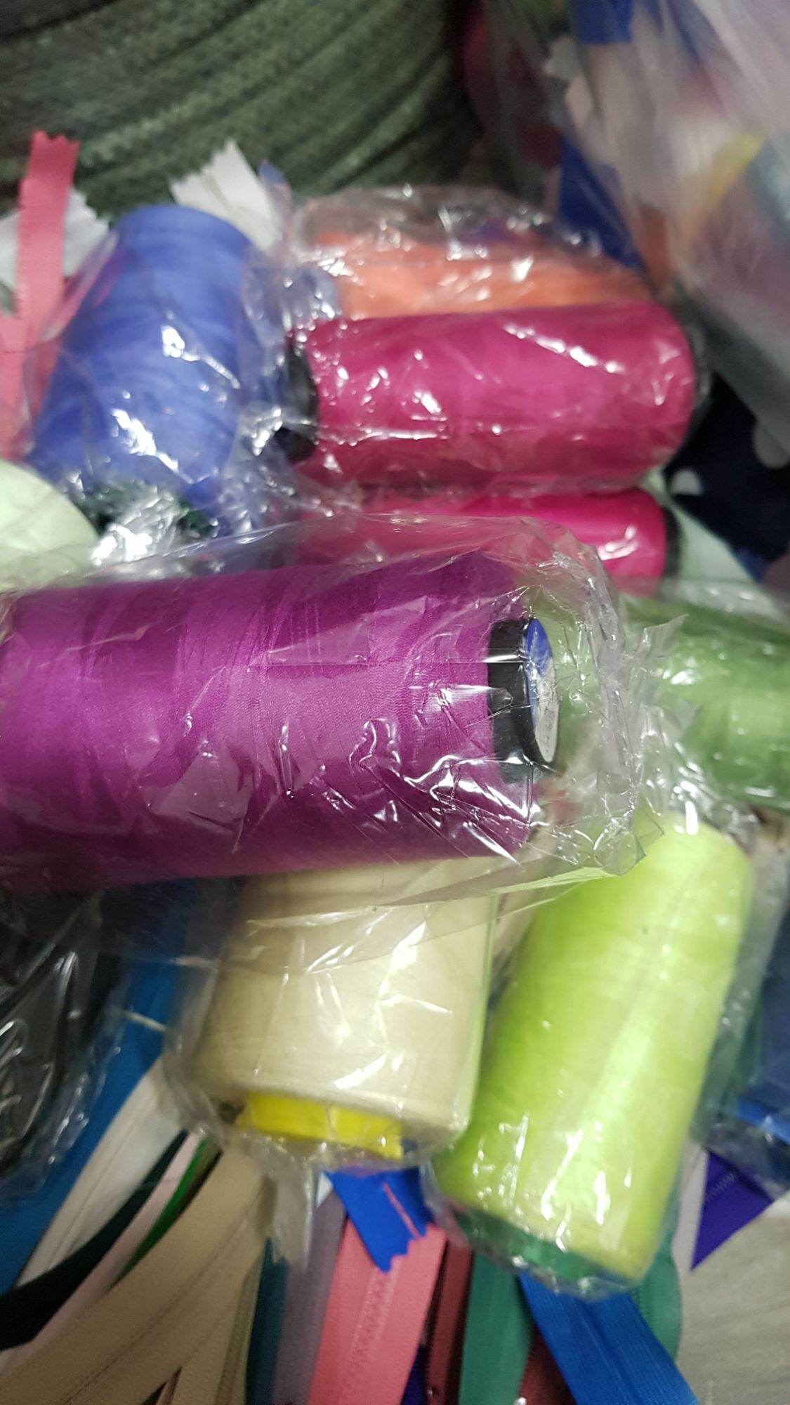1kg chỉ cuộn may dỡ đủ màu tầm 6-8 cuộn hàng xịn