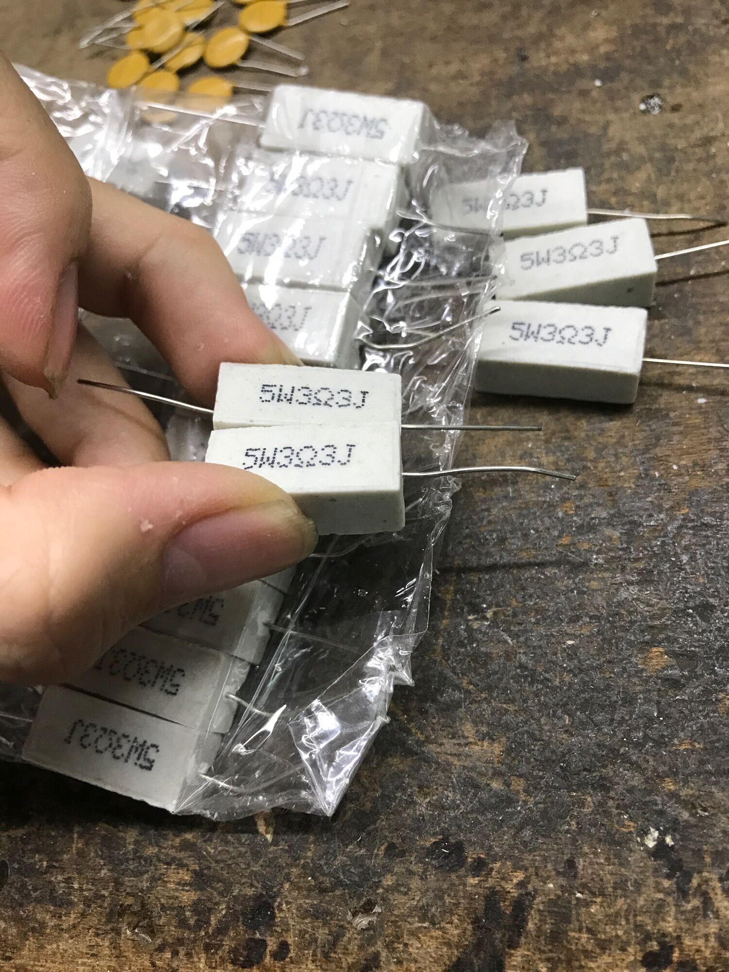 Điện trở sứ 5w 3.3 ohm