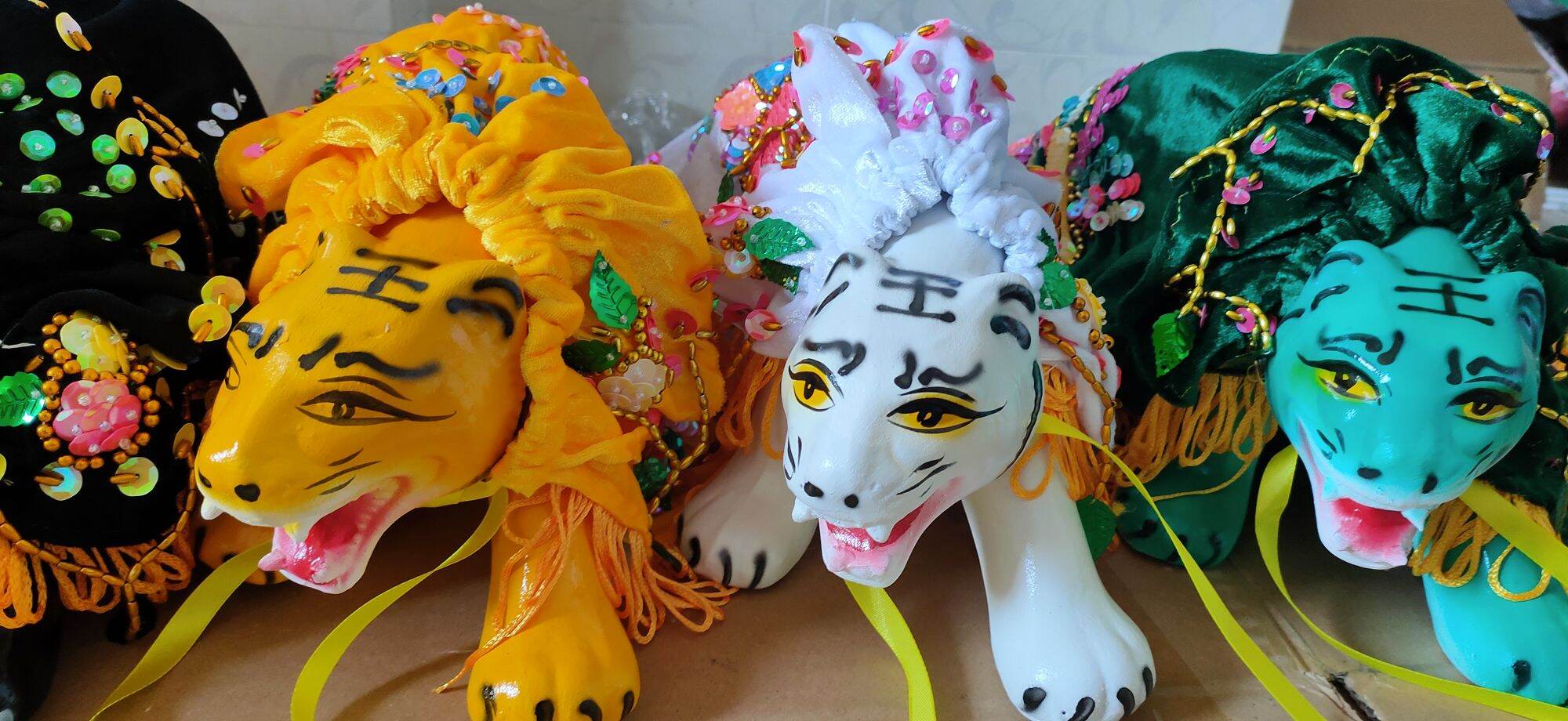 Tượng ngũ hổ và áo.