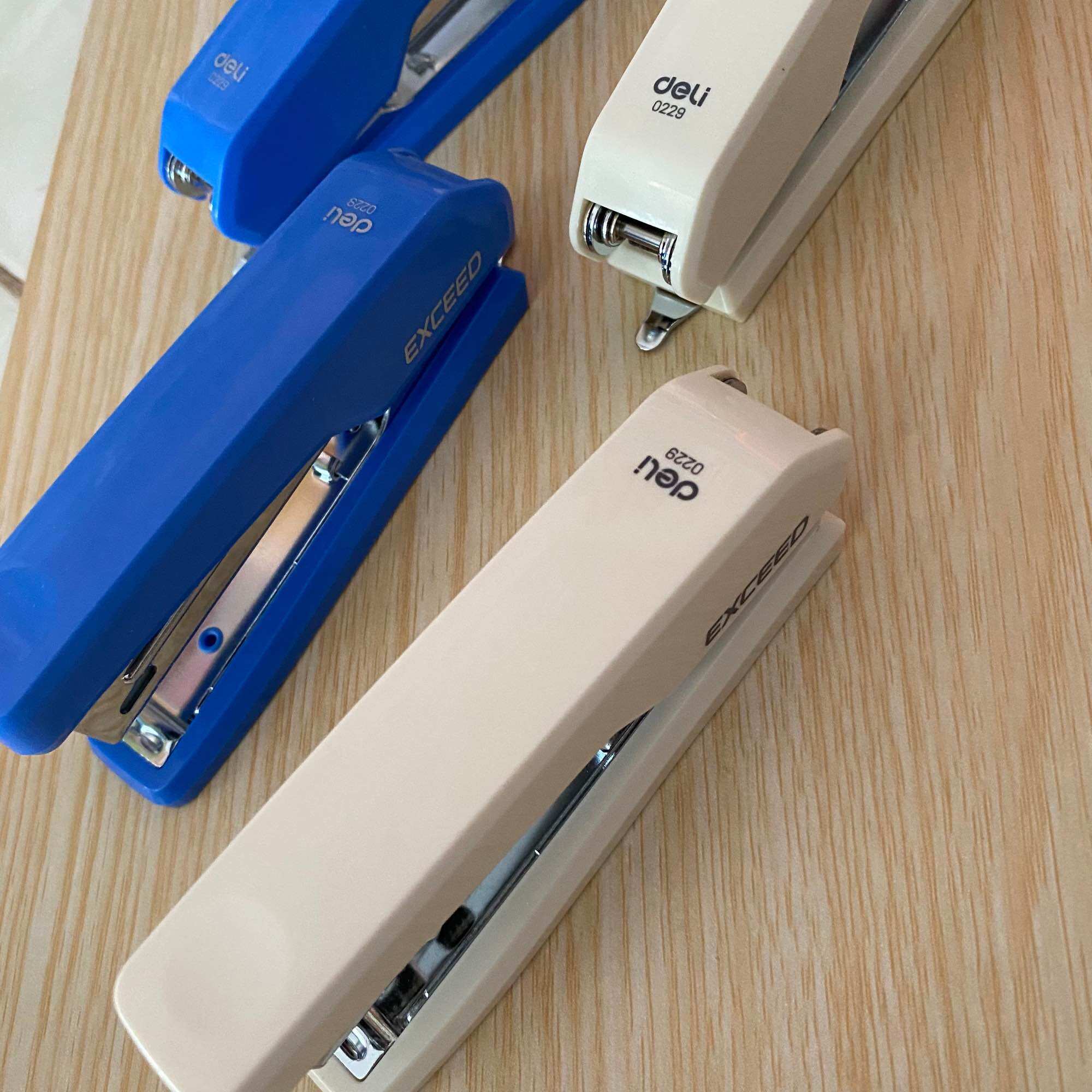 Bấm kim - Dập ghim số 10 Deli 0229