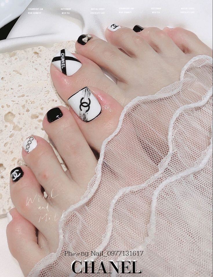 nail chân màu đen họa tiết trái tim | Toe nails, Feet nails, Toe nail art