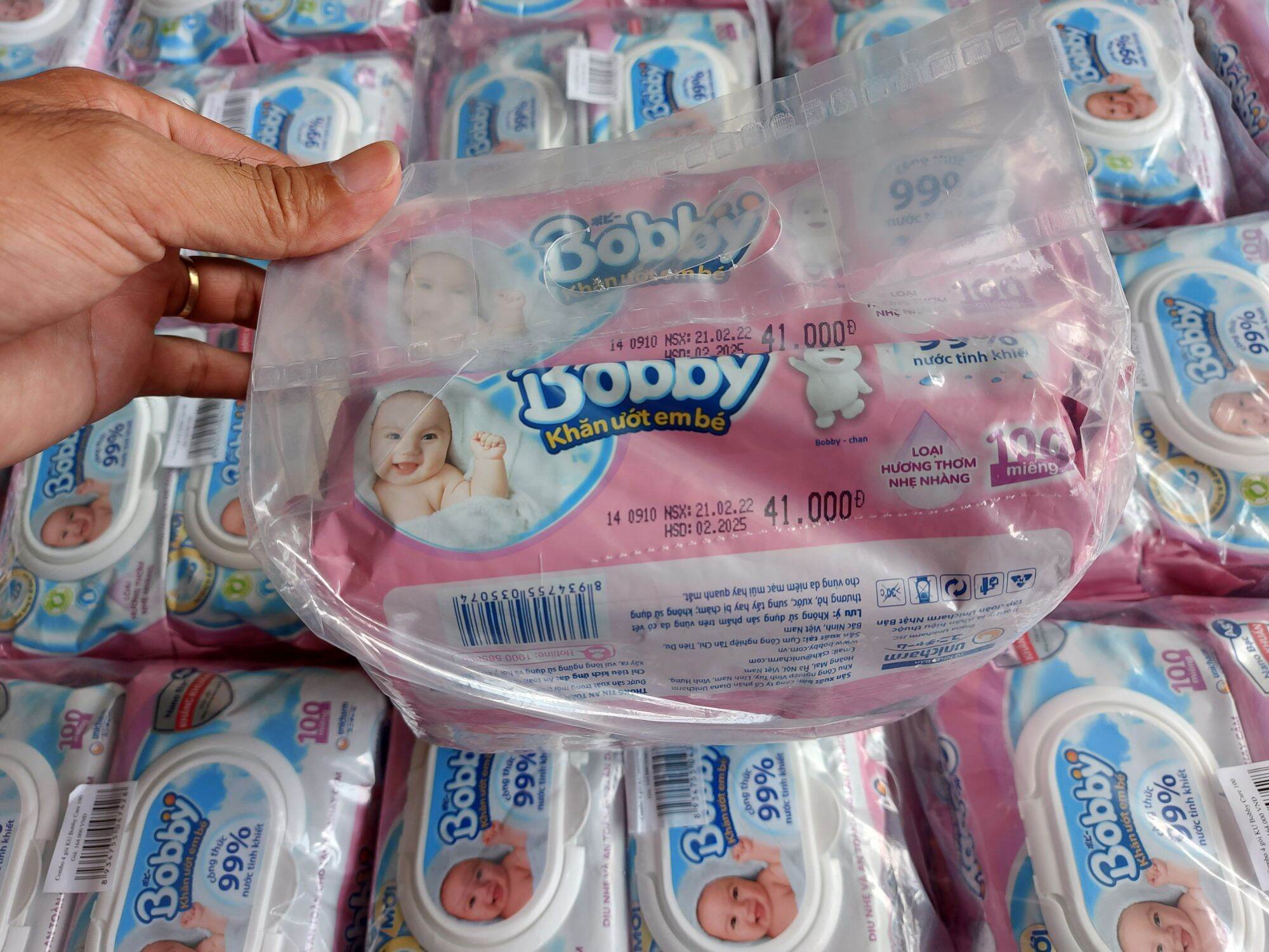 Khăn ướt Bobby care có mùi loại 100 tờ/gói