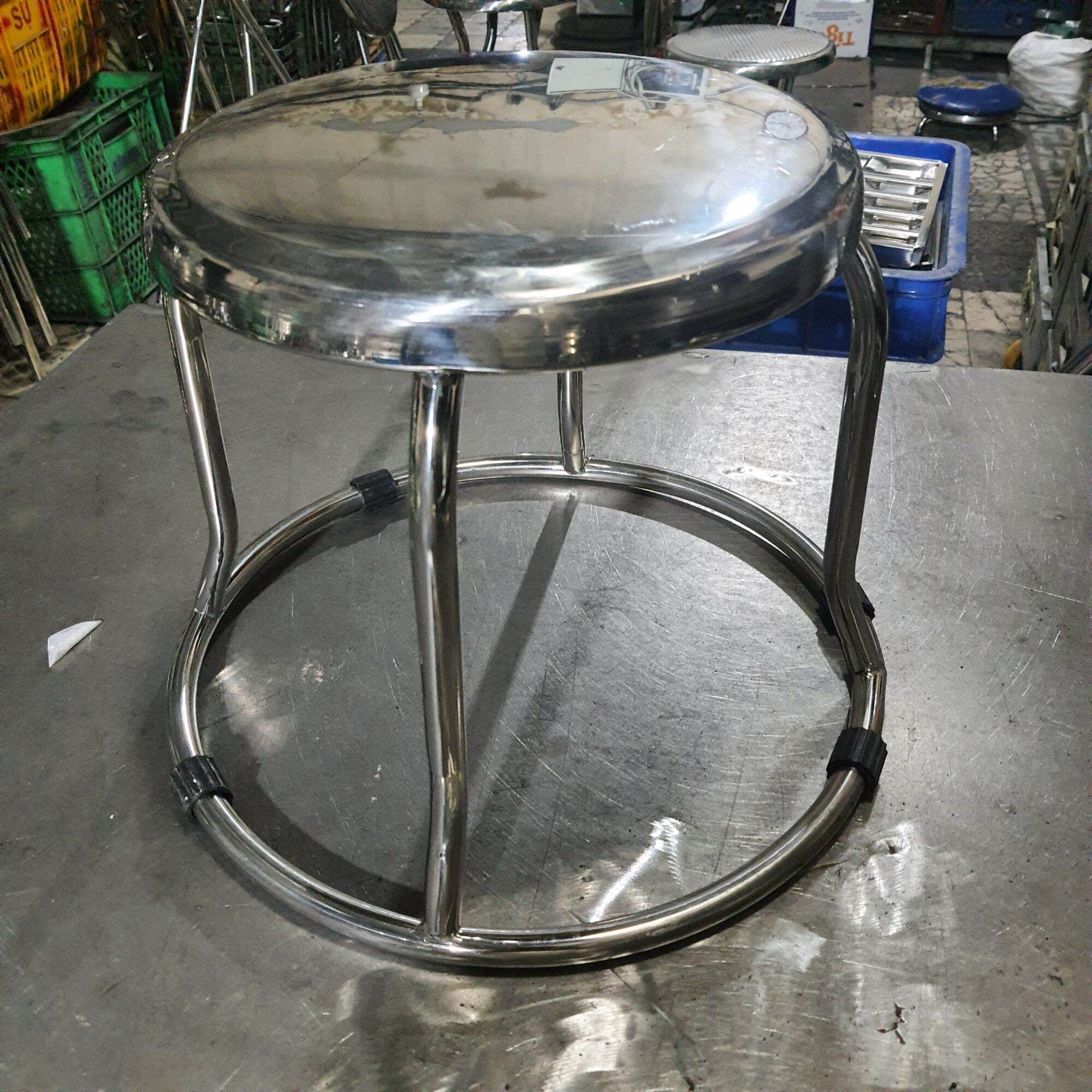 Ghế inox 4 chân kiếng vòng tròn , cao lên mặt ghế là 30cm , gồm có 2 loại : inox 201 và inox 304