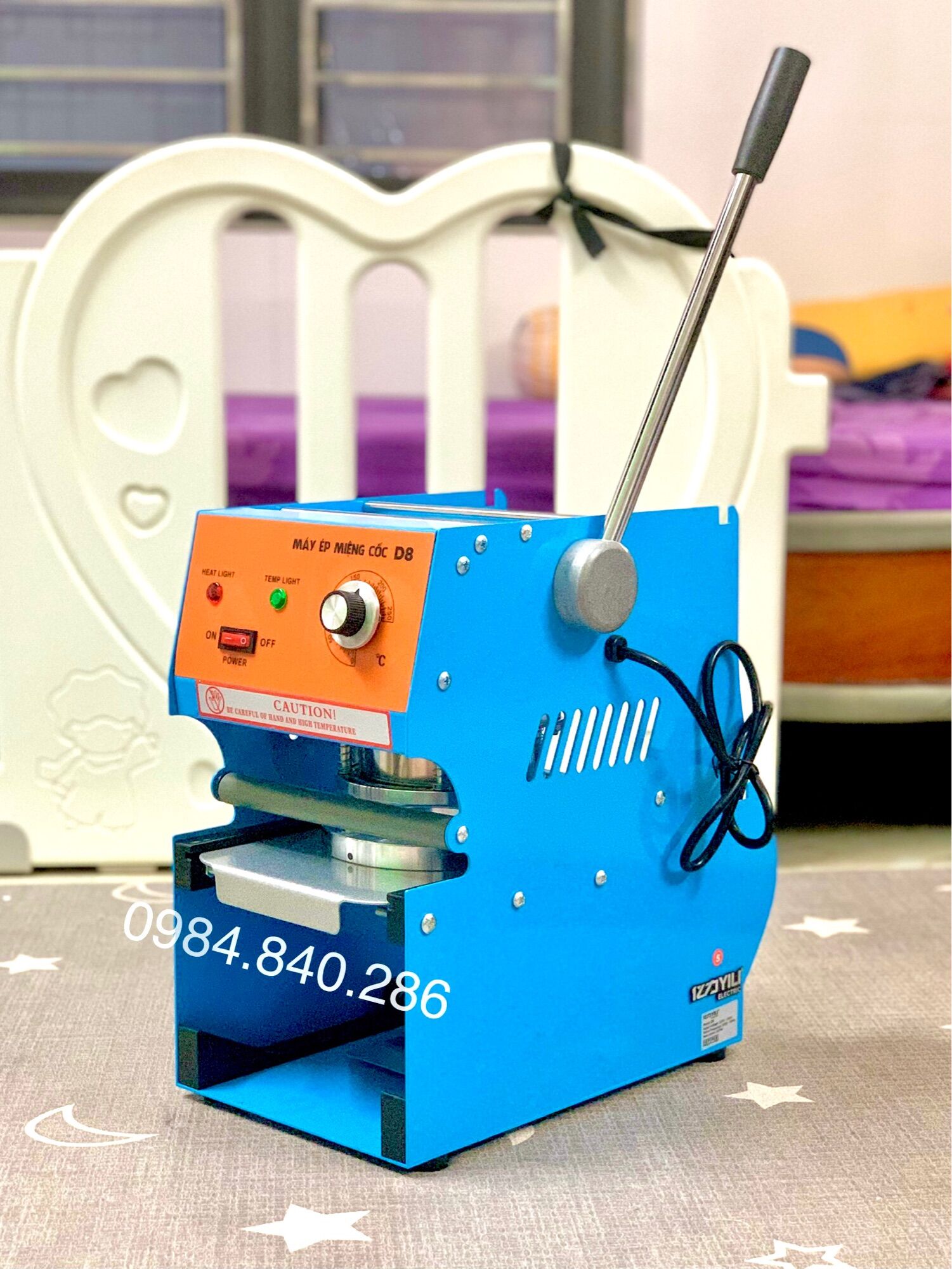 Máy ép miệng ly, dập nắp cốc nhựa yili d8