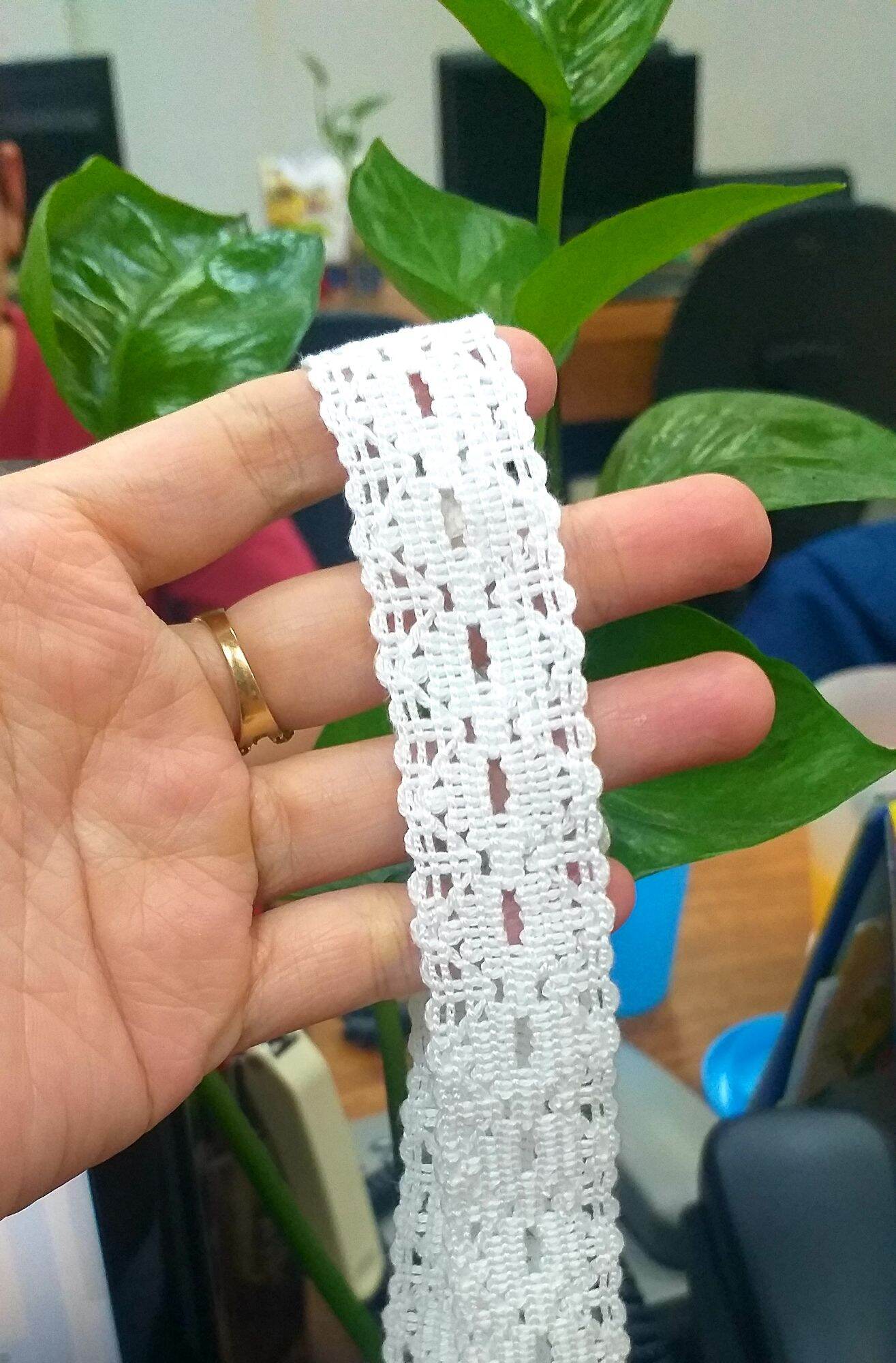 Dây ren viền trang trí may lên áo bảng 2 phân . giá của 1 mét
