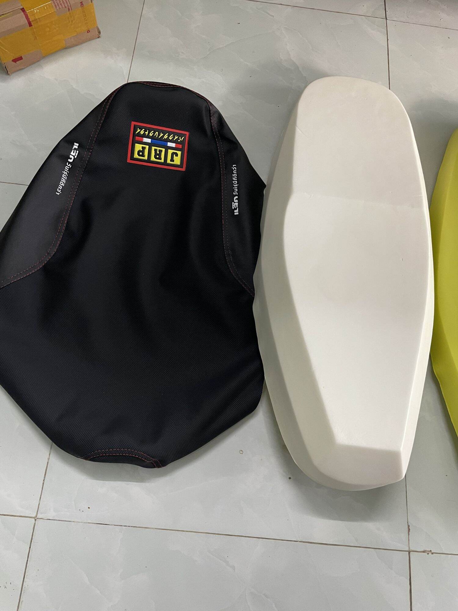 Yên 2 tầng Sirius 50-110 form mỏng da tem lửa, dio. Có lẻ Mút + da yên