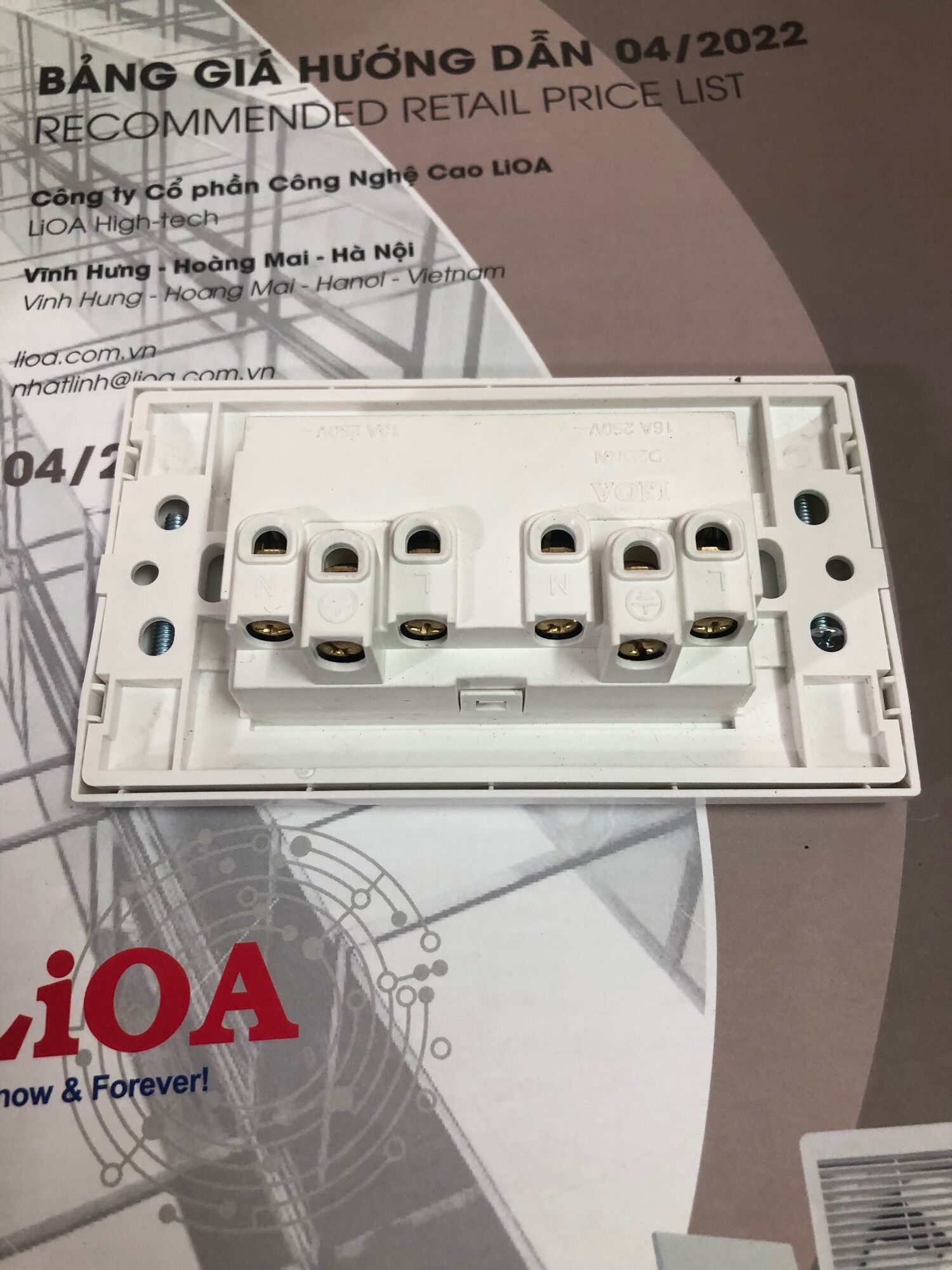 Ổ cắm đôi 3 chấu đa năng LiOA