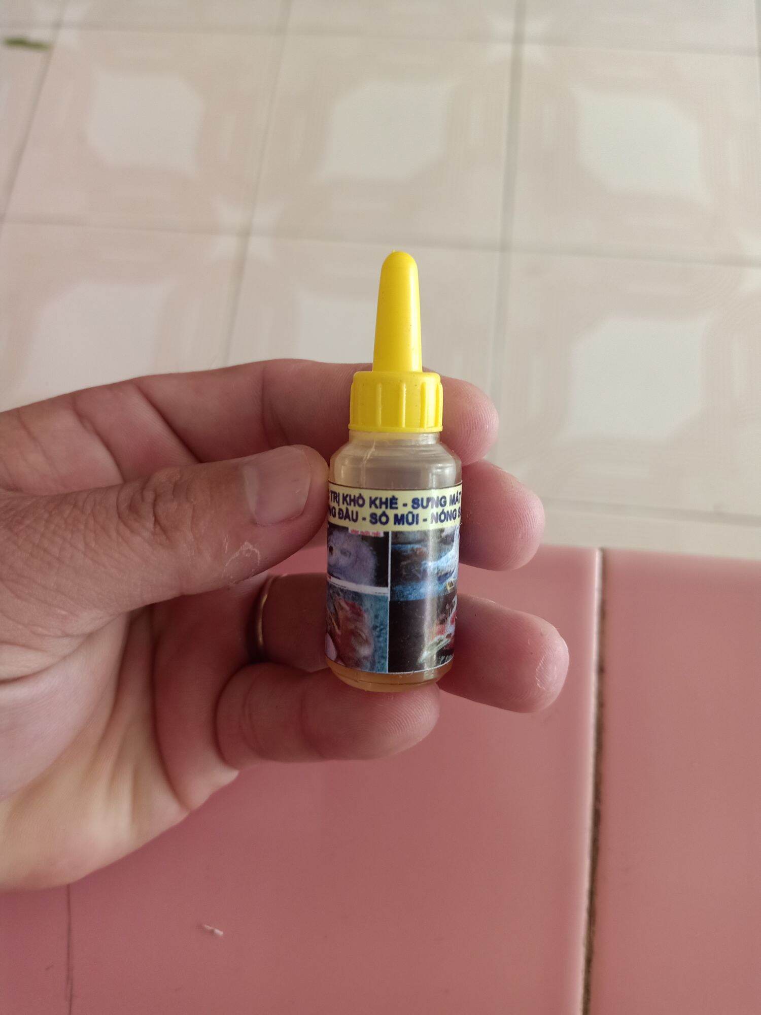 GÀ BỊ KHÒ KHÈ, SỔ MŨI, SƯNG MẮT, PHÙ ĐẦU