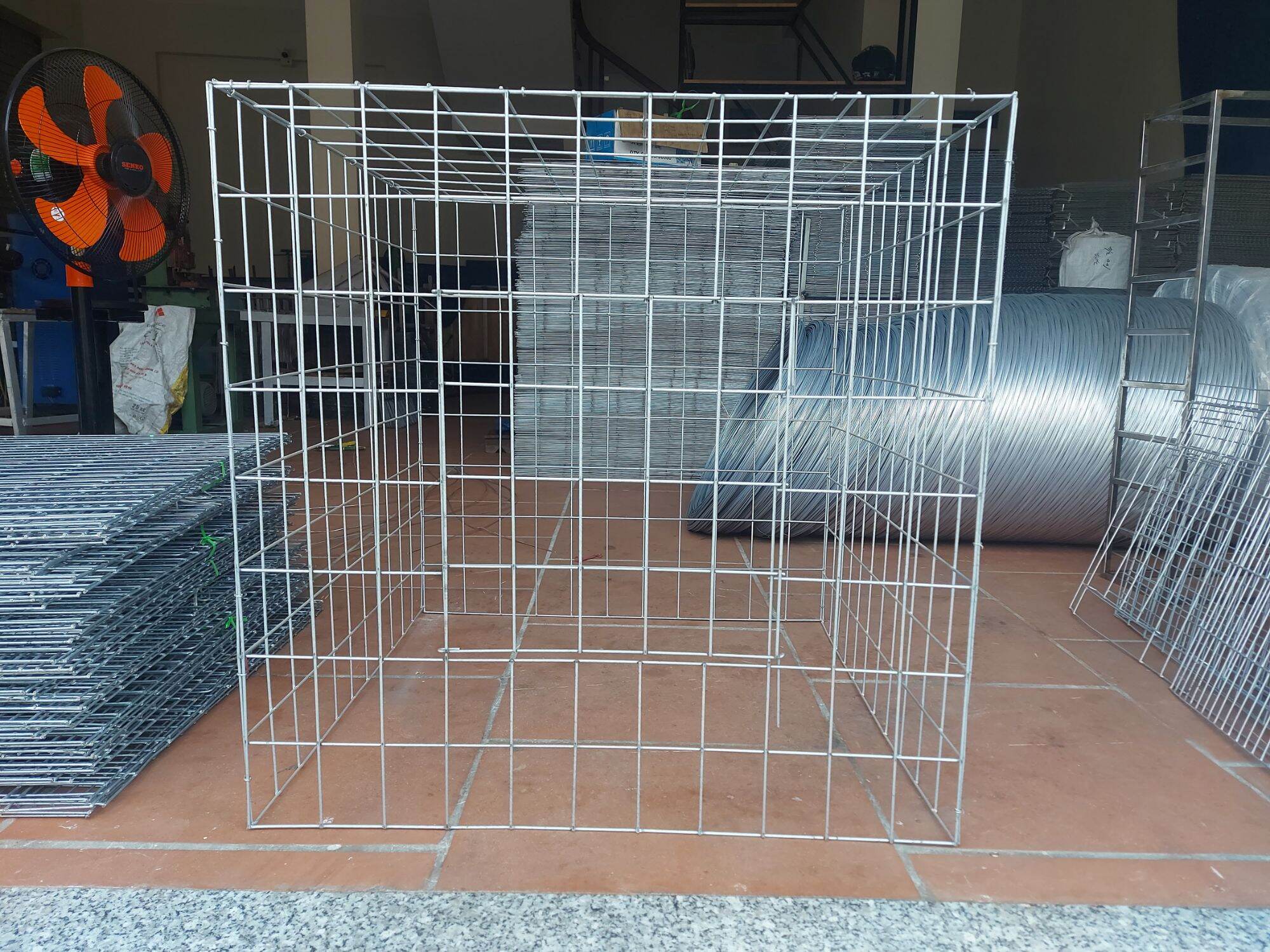 Lồng gà vuông sắt to 3,4li _ 6-7,5kg ( không khay )