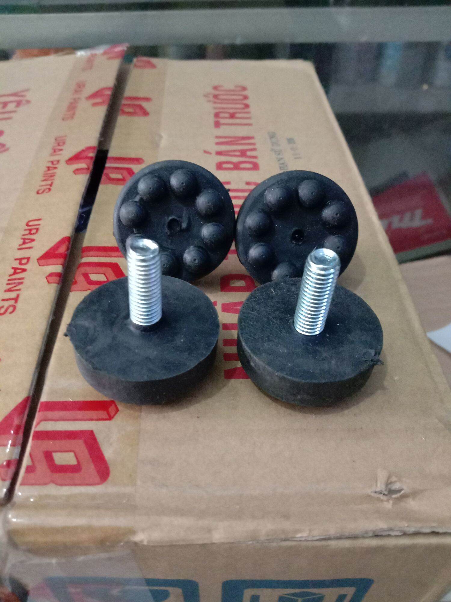 2 cái chân đế tăng cao su 8ly,10ly
