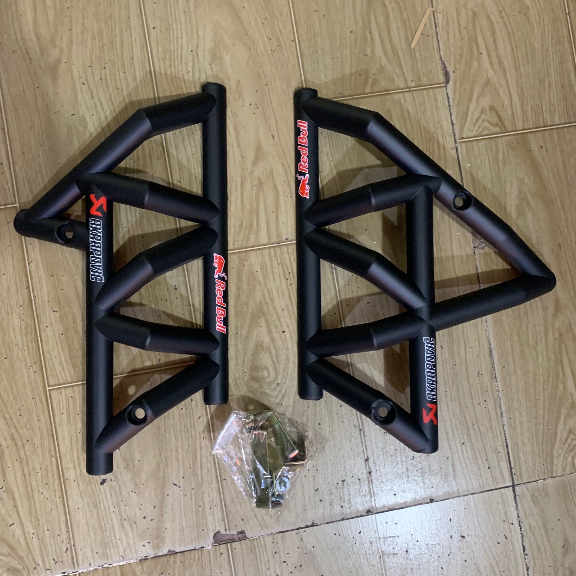 Ốp sườn xe winner v1 kiểu ducati màu đen