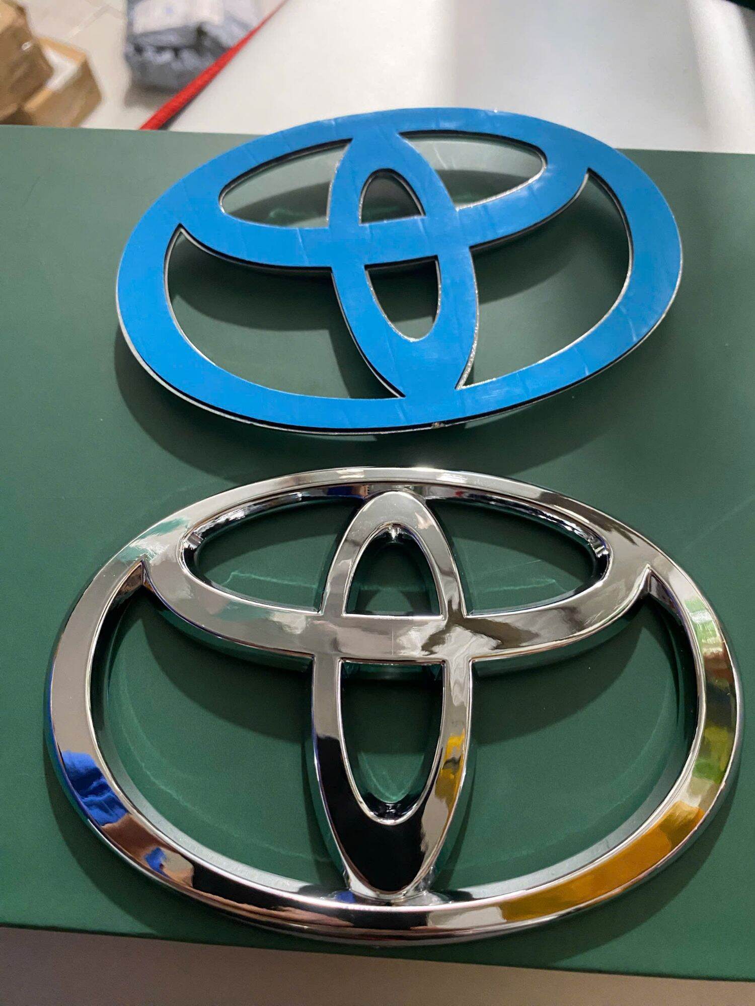 Front and Rear Logos on Toyota Innova, Camry, Vios, Yaris, Fortuner, Corolla Altis Models... Giá 80,000 Đồng*Miễn phí vận chuyển